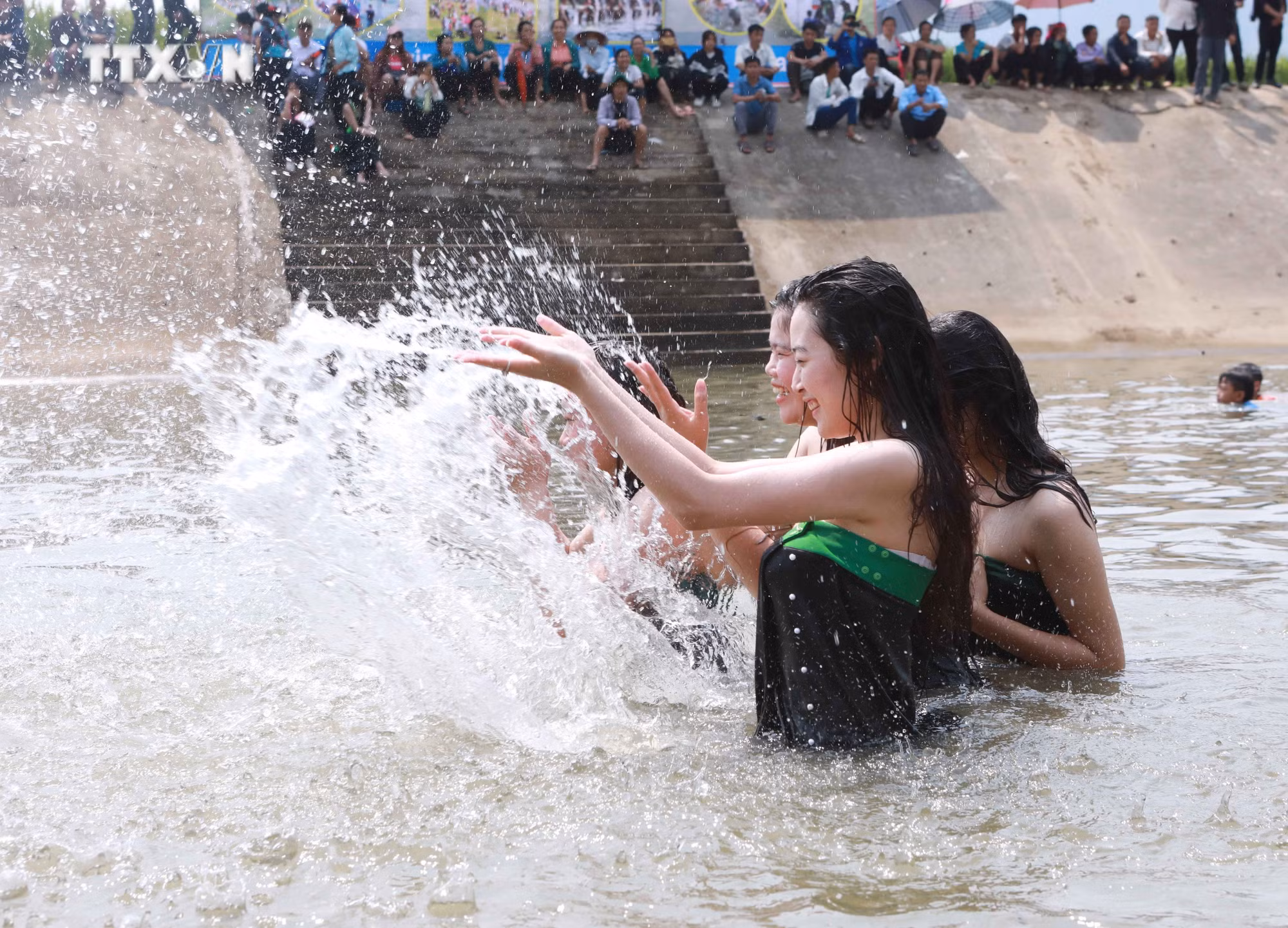 vna_potal_ngam_tuc_goi_dau_cua_nguoi_thai_trang_o_phong_tho_7329035 (1).jpg