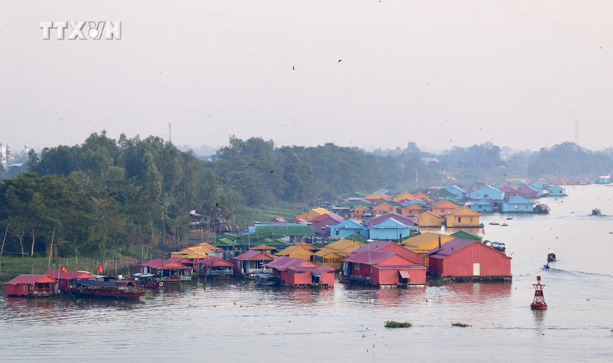 vna_potal_an_giang_ra_mat_san_pham_du_lich_“lang_be_sac_mau_nga_ba_song_chau_doc”__7185192.jpeg