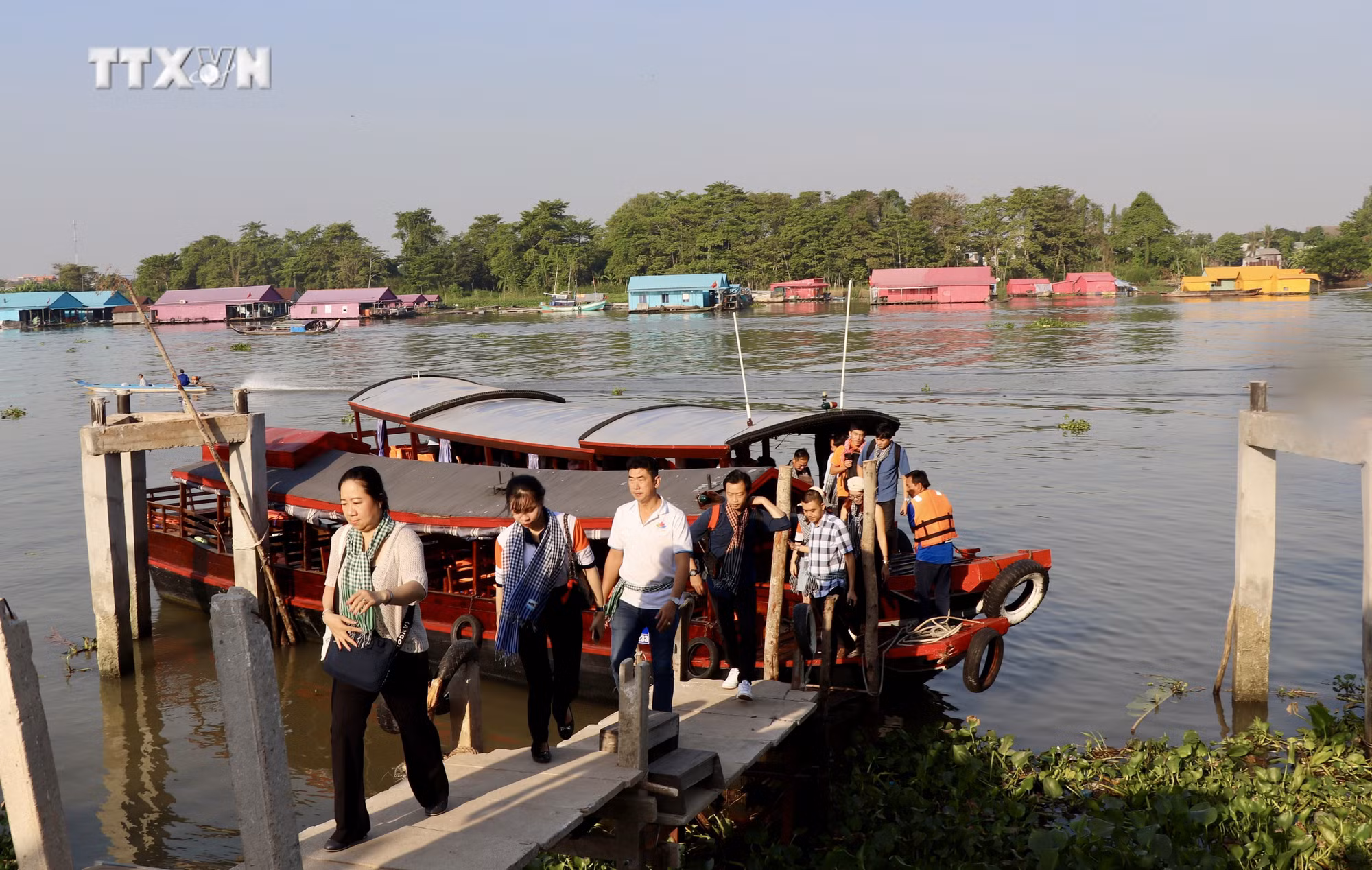 vna_potal_an_giang_ra_mat_san_pham_du_lich_“lang_be_sac_mau_nga_ba_song_chau_doc”__7185222 (1).jpeg