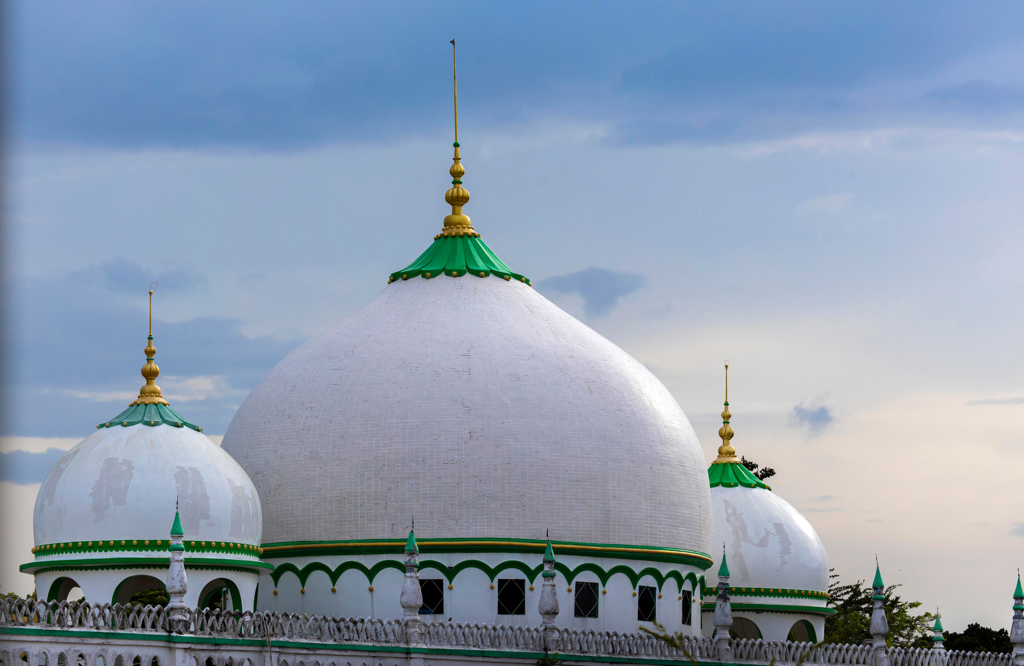 Thánh đường Hồi giáo Majid Jamiul Azhar màu trắng với những nét vẽ màu xanh lục, mái vòm và những ngọn tháp thanh thoát ở bốn góc in trên nền trời một dáng vẻ uy nghi và thanh khiết. Ảnh: Trọng Chính TC 01 3G0A9539.jpg