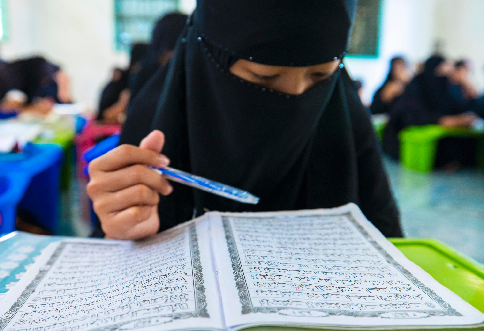 Trong lớp học, khi có người lạ đến nữ sinh Chăm Islam phải khoác thêm áo dài tay, đội khăn phủ kín tóc theo đúng giáo luật Islam biểu hiện tư cách đứng đắn, chuẩn mực. Ảnh: Trọng Chính TC 06 3G0A7170.jpg