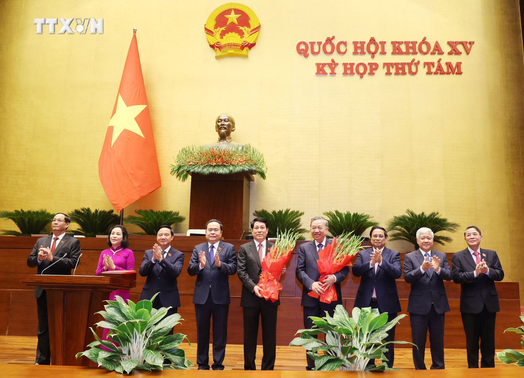 Thủ tướng Phạm Minh Chính, Chủ tịch Quốc hội Trần Thanh Mẫn, Chủ tịch UBTW MTTQ Việt Nam Đỗ Văn Chiến cùng các Phó Chủ tịch Quốc hội tặng hoa chúc mừng Tổng Bí thư Tô Lâm và Chủ tịch nước Lương Cường. Ảnh: TTXVN vna_potal_dong_chi_luong_cuong_duoc_bau_giu_chuc_chu_tich_nuoc_chxhcn_viet_nam__7662923.jpg