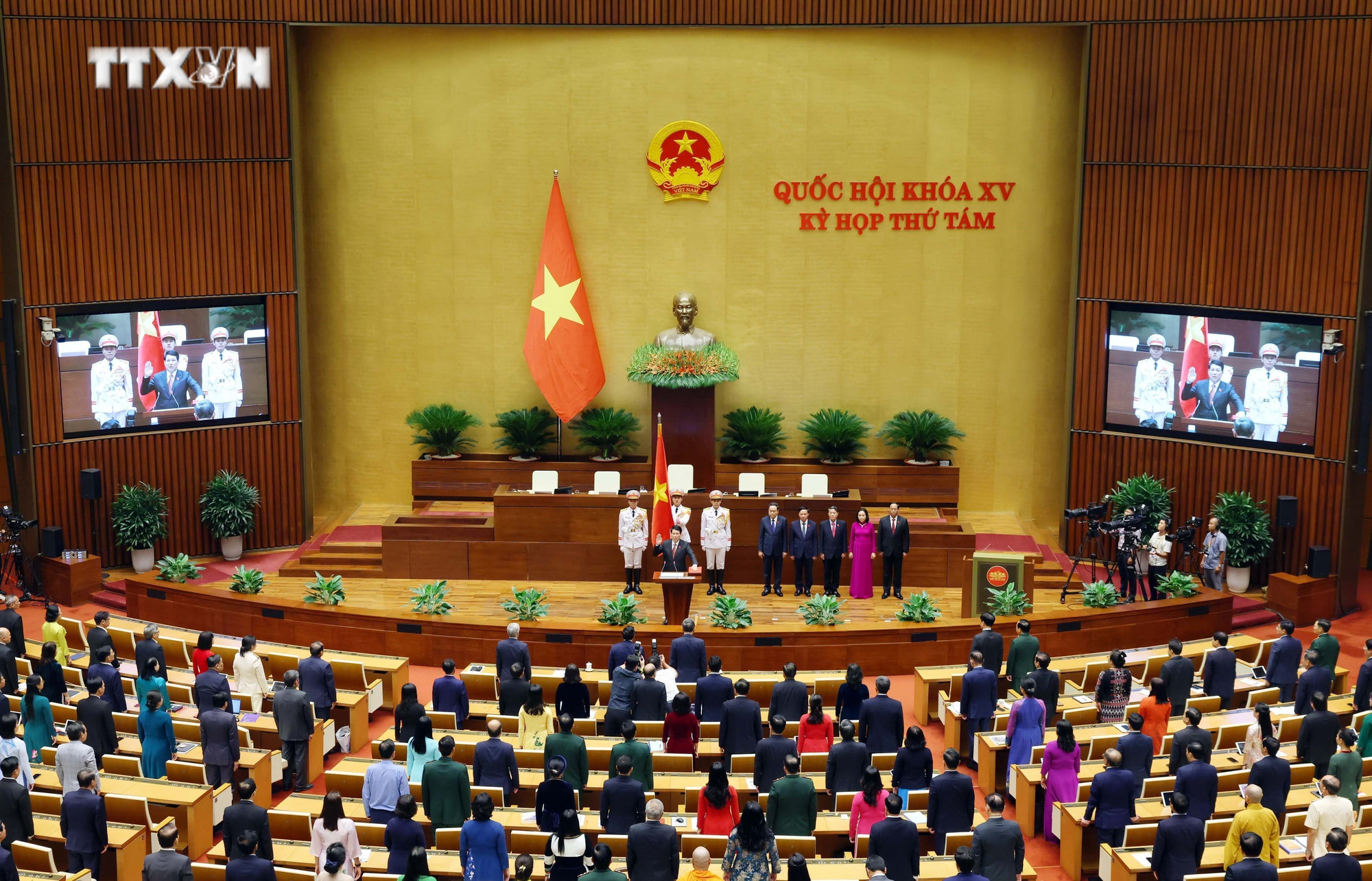 Lễ tuyên thệ của Chủ tịch nước CHXHCN Việt Nam Lương Cường. Ảnh: TTXVN vna_potal_dong_chi_luong_cuong_duoc_bau_giu_chuc_chu_tich_nuoc_chxhcn_viet_nam__7662947.jpg