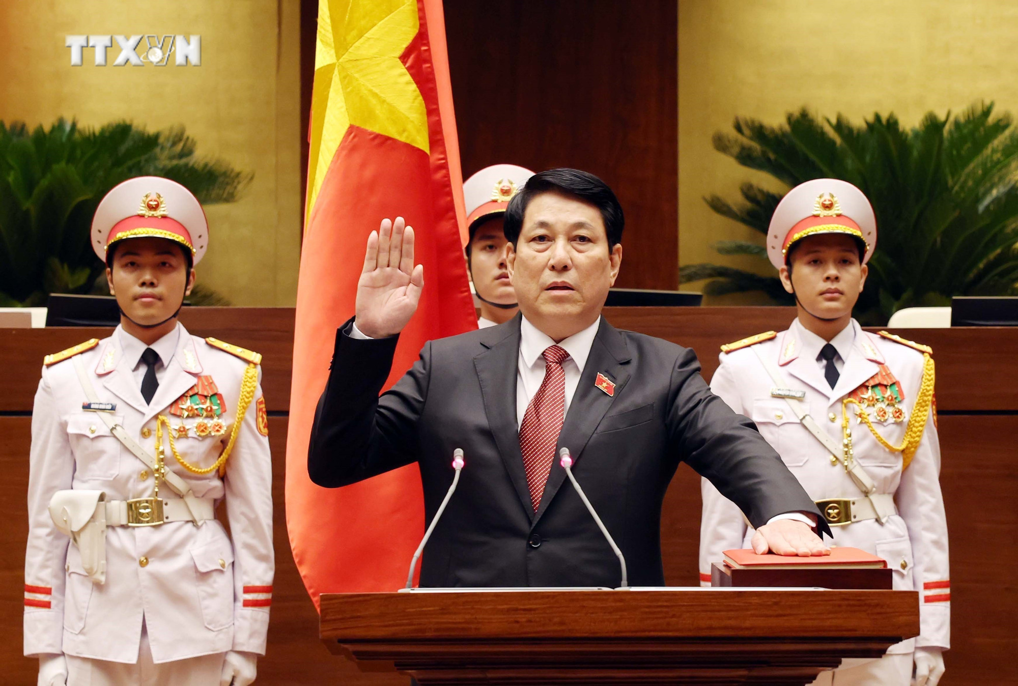 Chủ tịch nước CHXHCN Việt Nam Lương Cường tuyên thệ trước Quốc hội và đồng bào cử tri cả nước. Ảnh: TTXVN vna_potal_dong_chi_luong_cuong_duoc_bau_giu_chuc_chu_tich_nuoc_chxhcn_viet_nam__7662895.jpg