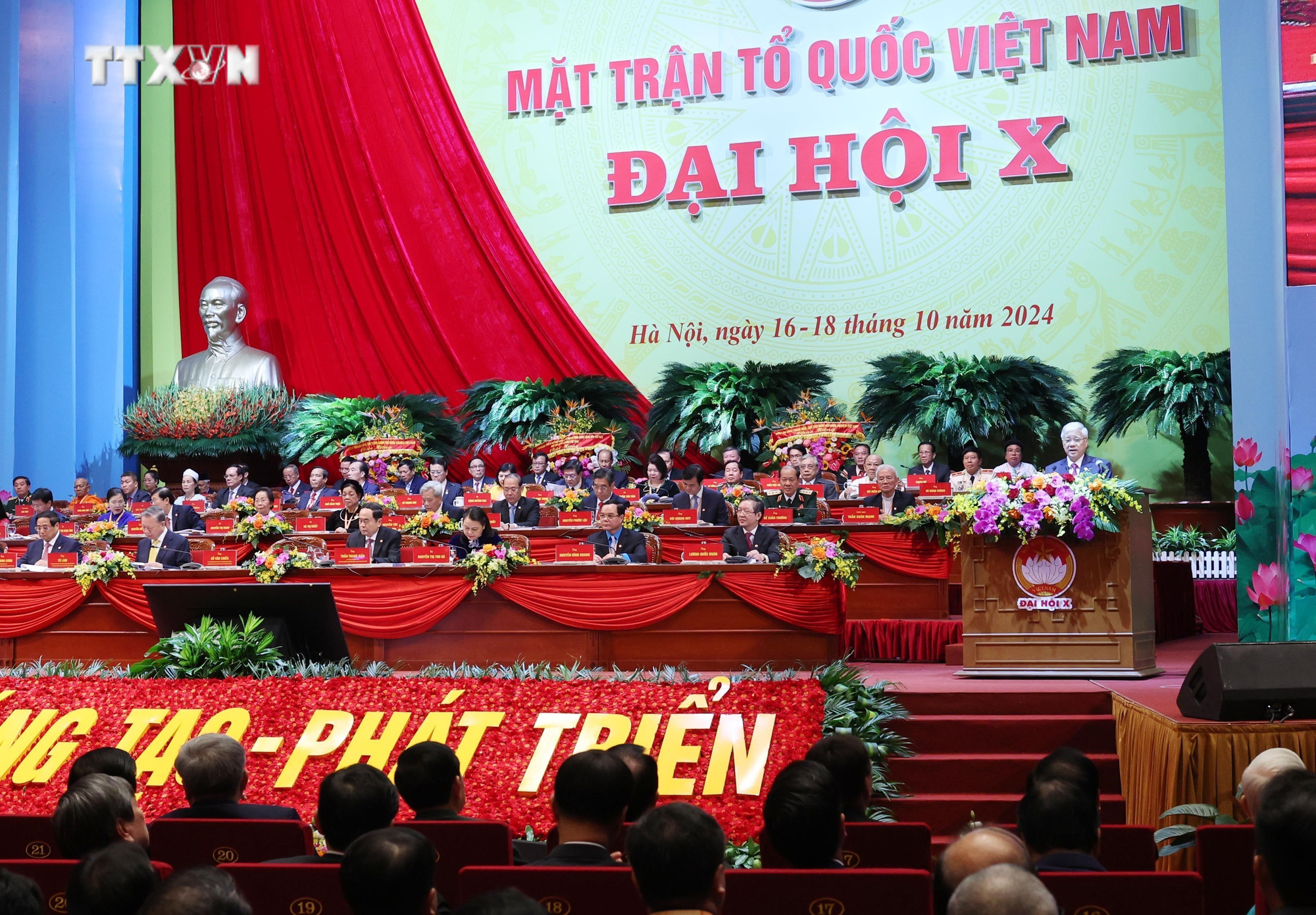 Đoàn Chủ tịch điều hành Phiên khai mạc trọng thể Đại hội X Mặt trận Tổ quốc Việt Nam. Ảnh: TTXVN vna_potal_khai_mac_trong_the_dai_hoi_dai_bieu_toan_quoc_mttq_viet_nam_lan_thu_x_7655616.jpg