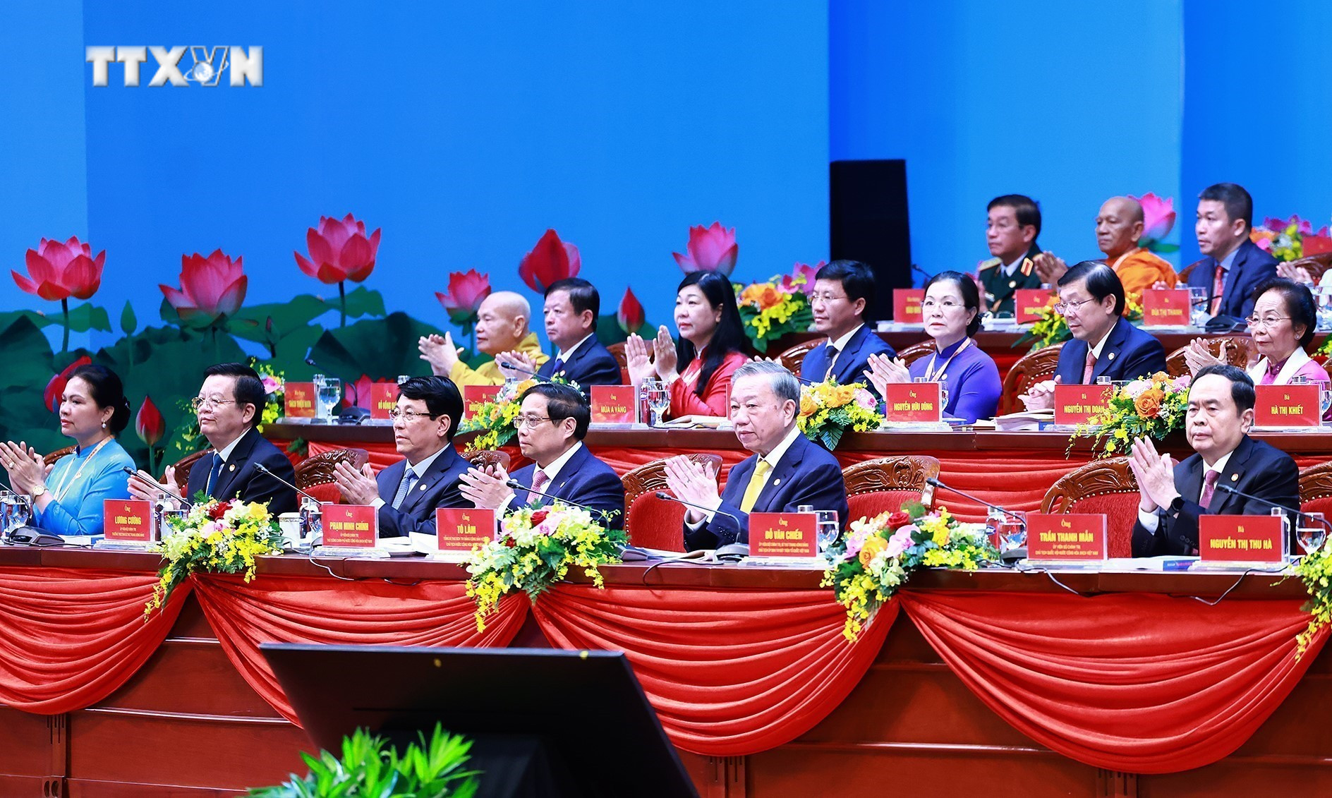 Các đồng chí lãnh đạo Đảng, Nhà nước và Đoàn Chủ tịch điều hành Đại hội. Ảnh: TTXVN vna_potal_khai_mac_trong_the_dai_hoi_dai_bieu_toan_quoc_mttq_viet_nam_lan_thu_x_7655625.jpg