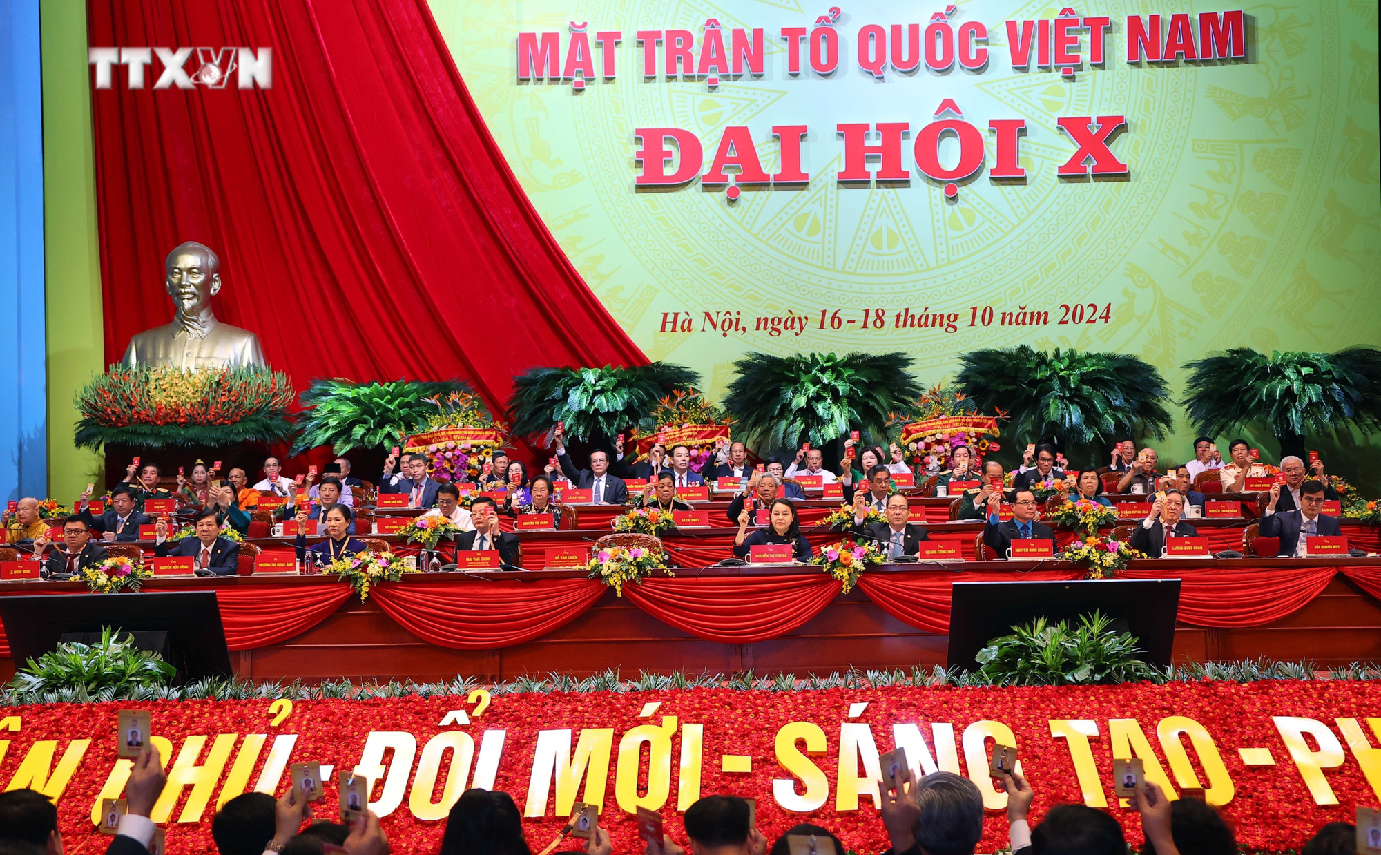 vna_potal_dai_hoi_x_mttq_viet_nam_thong_qua_de_an_nhan_su_7656745.jpg
