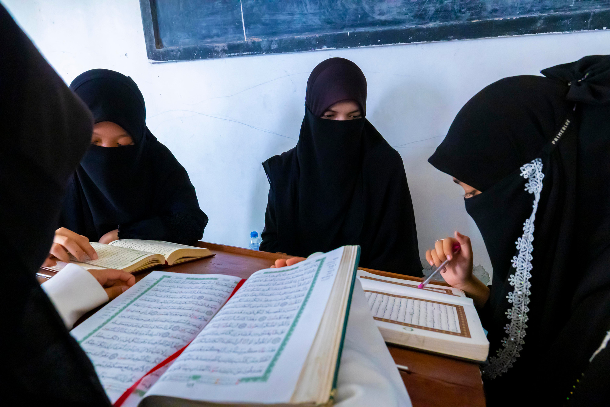 Theo Phó giáo cả thánh đường Masjid Al Khairiyah, ông Salay Mal, đối với các làng Chăm, cứ có thánh đường là có trường học, nơi âm vang tiếng học, đọc Kinh Koran (Qur’an). Ảnh: Trọng Chính TC 07 3G0A7187.jpg
