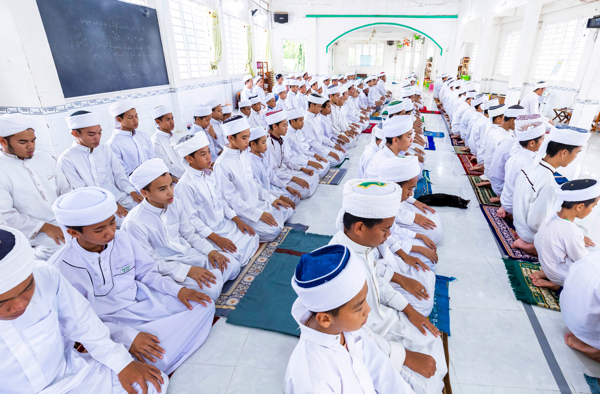 Chiếc mũ thông dụng kapeak, hình ảnh chung thường thấy ở nam giới theo đạo Islam trên thế giới trong lớp học Kinh Koran. Ảnh: Trọng Chính TC 15 3G0A9416.jpg