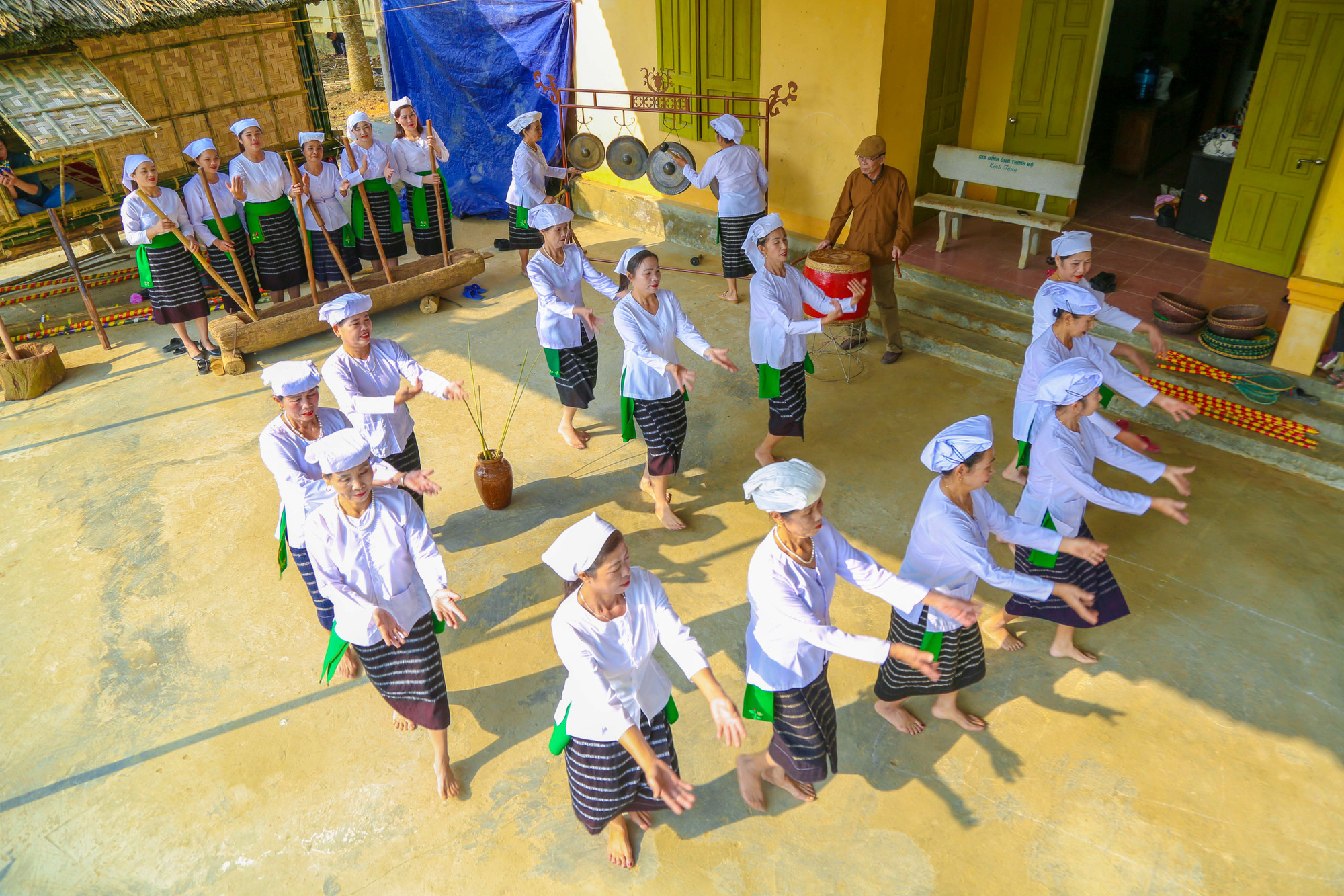 Kết thúc nghi thức cúng, tất cả người dân cùng tổ chức múa hát những làn điệu dân ca độc đáo, mang đậm dấu ấn đặc trưng văn hóa của dân tộc Thổ như: làn điệu Dạ ơi, Khai khai rế, Tập tính tập tang, Hát giao duyên, nhảy sạp, múa sạp... 1NHNGL~1.JPG