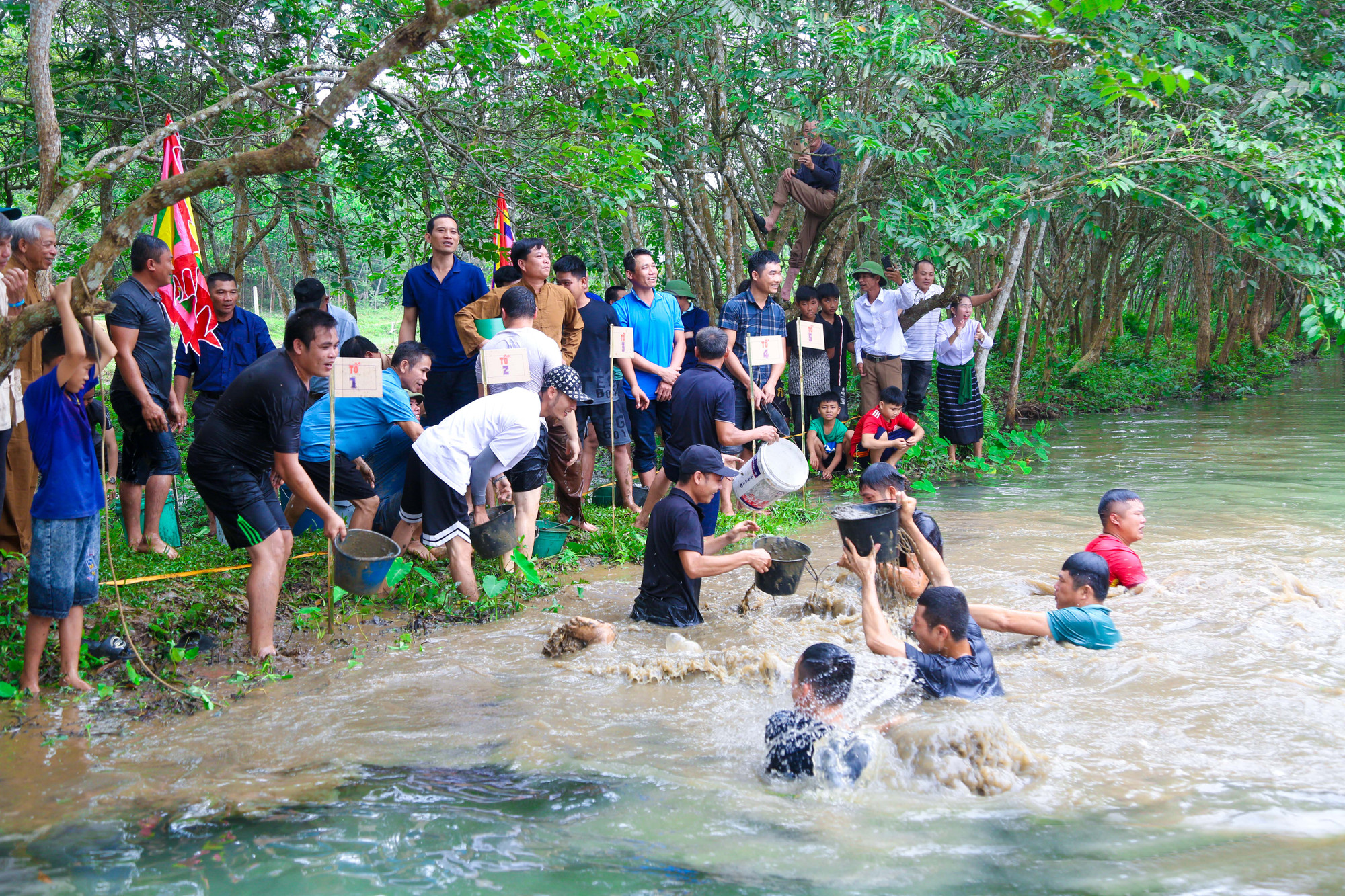 Thanh niên trai tráng hội tụ cùng khơi thông Mó nước, cầu mong mưa thuận gió hòa, mùa màng bội thu, ao chuôm đầy nước. 5THANH~1.JPG