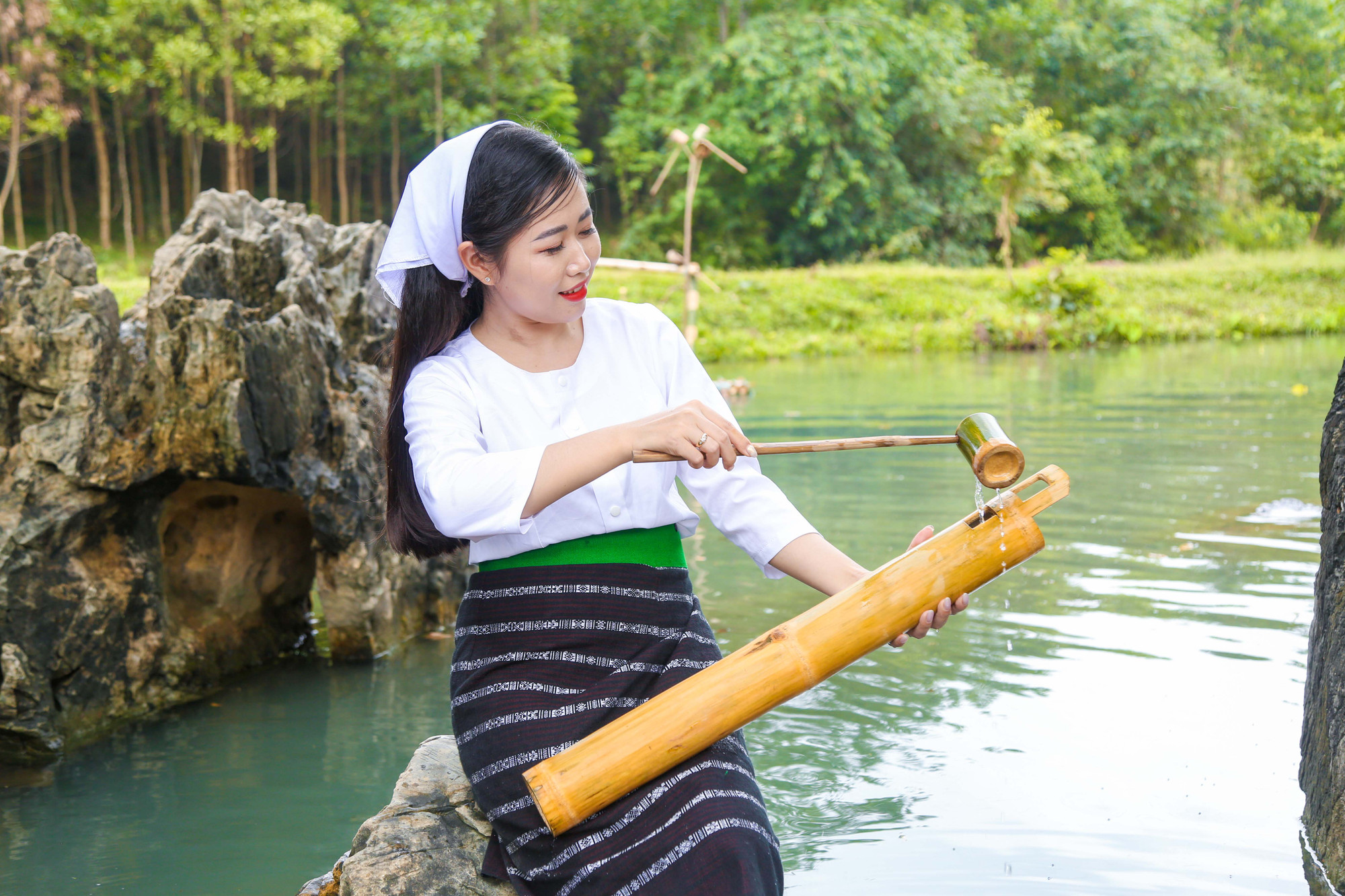 Lễ Bốc Mó của cộng đồng dân tộc Thổ cũng là dịp để đồng bào dân tộc Thổ huyện Quỳ Hợp giới thiệu tới du khách về nét văn hóa truyền thống đặc sắc của dân tộc mình. 4NGIDN~2.JPG
