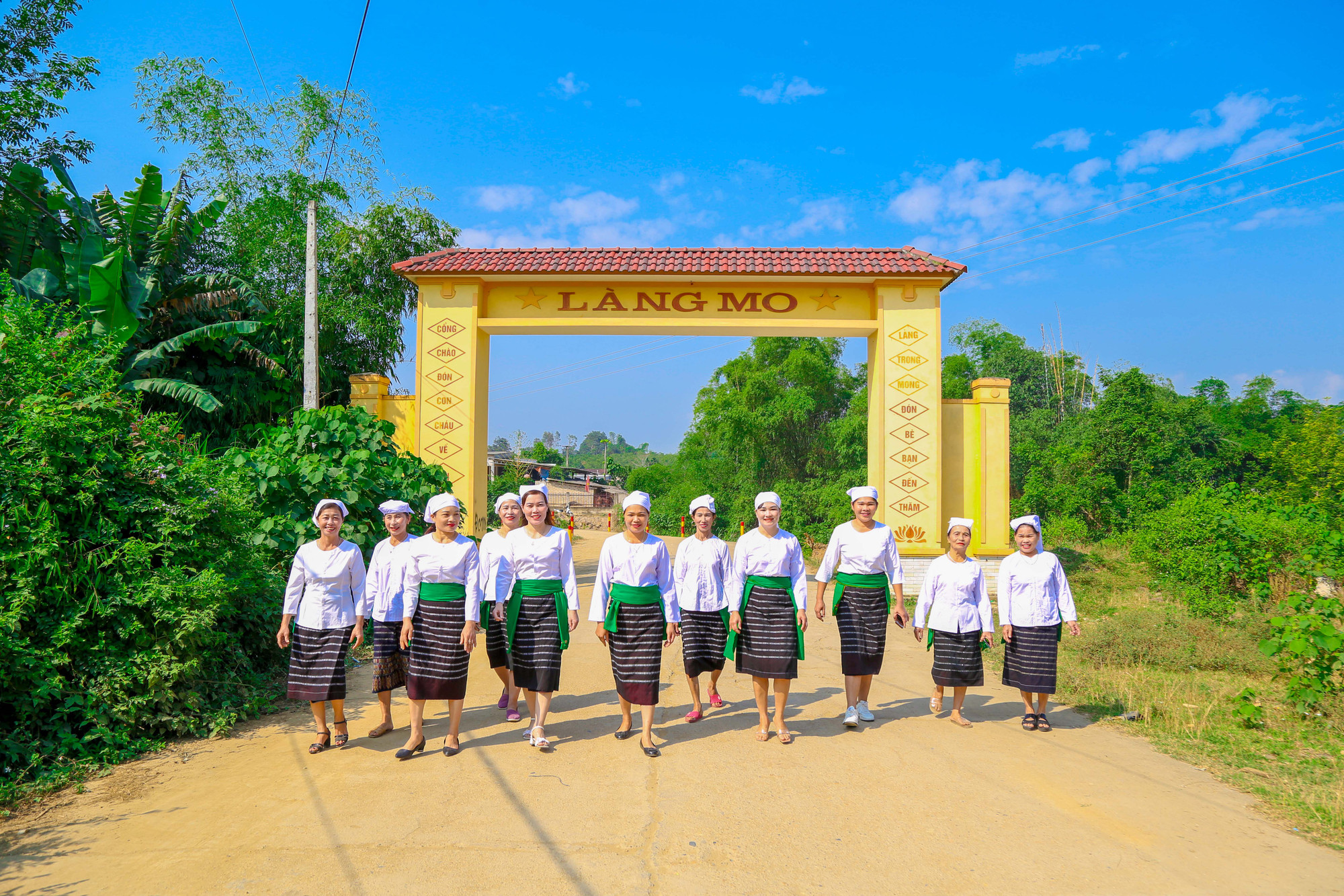 Phụ nữ dân tộc Thổ trong trang phục truyền thống tham gia các hoạt động tại Cúng thần Mó và làm lễ bốc Mó, đặc biệt là biểu diễn những làn điệu dân ca độc đáo, mang đậm dấu ấn đặc trưng văn hóa của dân tộc Thổ 9. phụ nữ dân tộc Thổ trong trang phục truyền thống.JPG