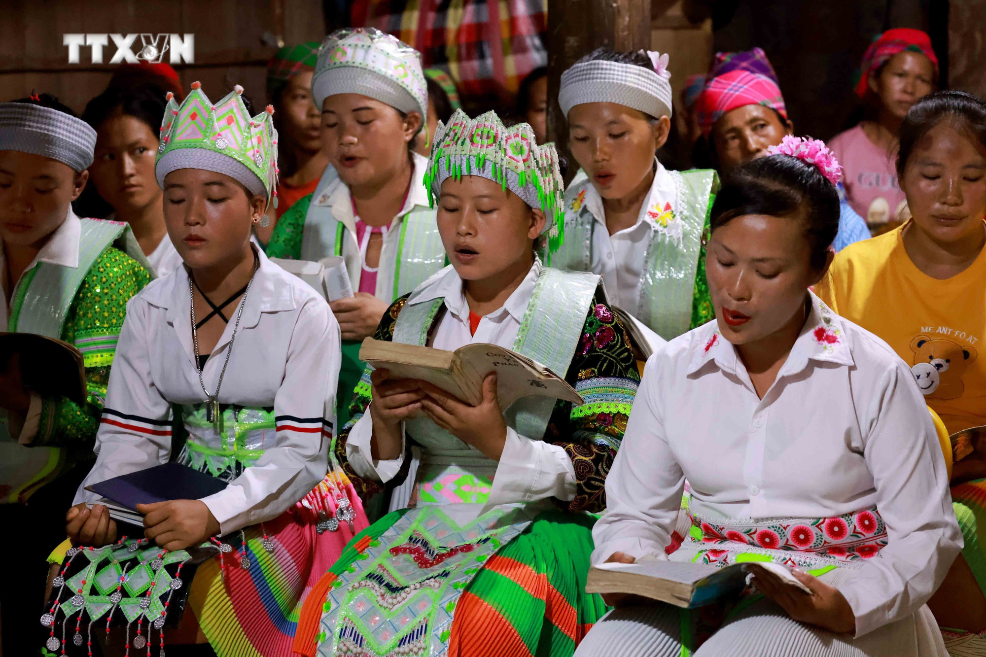 Tham gia đạo Tin lành và sinh hoạt tại các điểm nhóm, đồng bào dân tộc H'Mông (xóm Pác Rà, xã Lý Bôn, huyện Bảo Lâm, tỉnh Cao Bằng) cho biết cuộc sống của họ đã thay đổi tích cực, bà con tín đồ gần gũi, thân thiết như anh em một nhà. Ảnh: Nhật Anh - TTXVN vna_potal_tu_do_tin_nguong_-_so_day_ket_noi_giua_chinh_quyen_va_dong_bao_thieu_so_tai_cao_bang_7470497.jpg