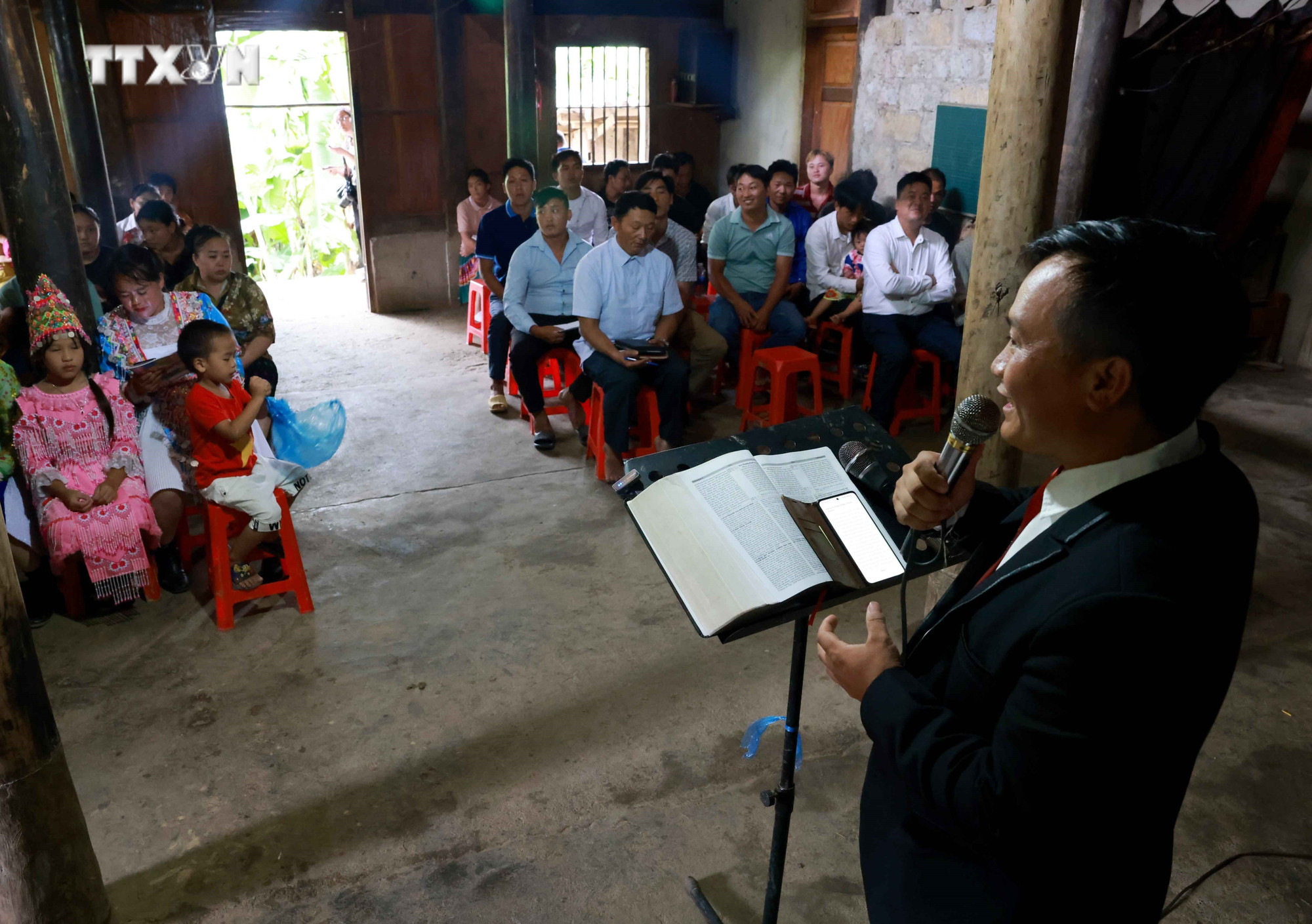 Ông Hoàng Văn Sùng, trưởng điểm nhóm Tin Lành người H'Mông xóm Nà Ca thông báo với giáo dân về hoạt động của mô hình "Điểm nhóm tôn giáo tự quản trong giữ gìn an ninh trật tự". Ảnh: Nhật Anh - TTXVN vna_potal_tu_do_tin_nguong_-_so_day_ket_noi_giua_chinh_quyen_va_dong_bao_thieu_so_tai_cao_bang_7470516.jpg