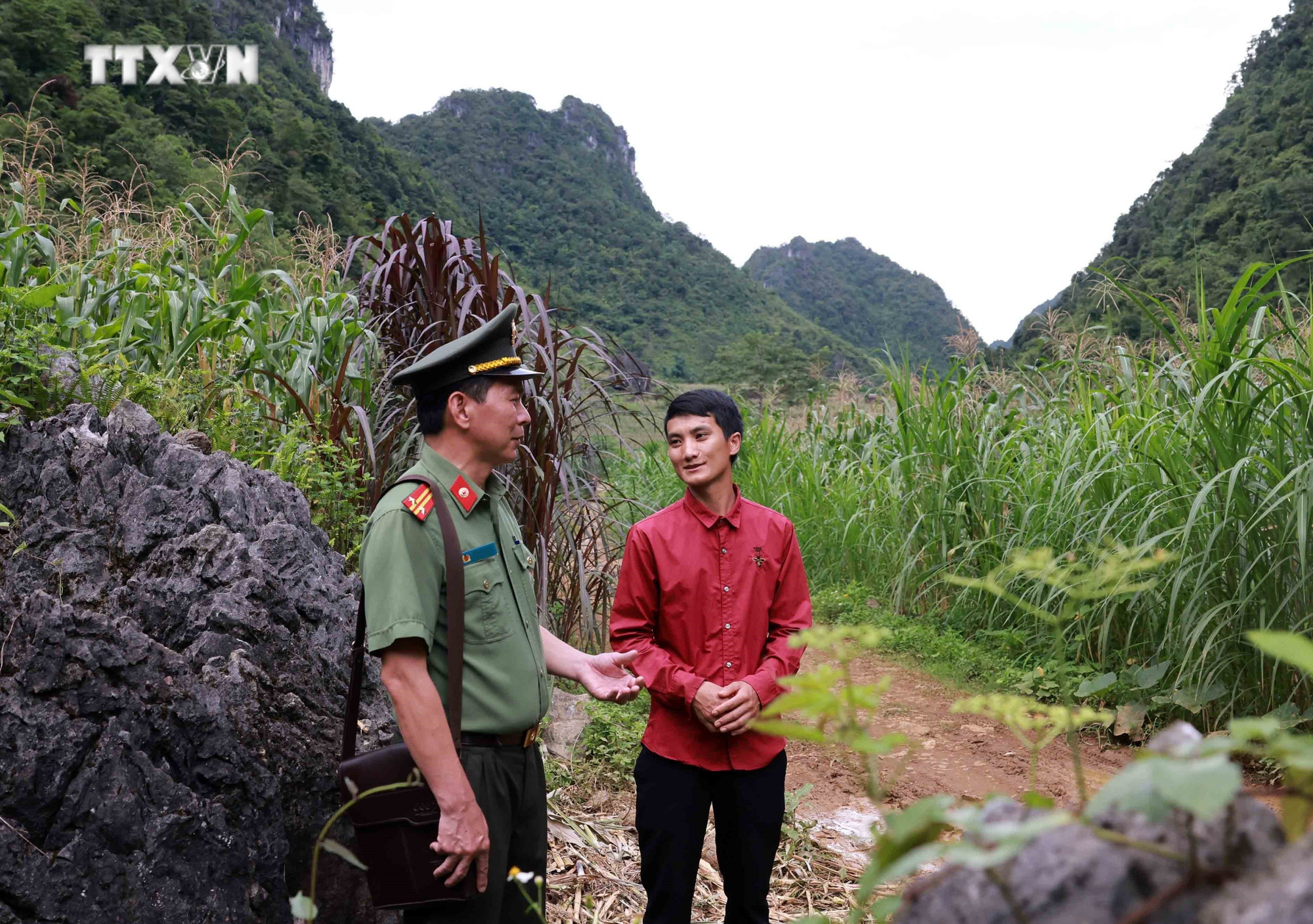 Đồng chí Dương Đại Sơn, Trưởng công an xã Thượng Thôn thường xuyên trao đổi với anh Lý Văn Sì, Trưởng điểm nhóm Chàng Đỉ, xóm Lũng Mủm (Hà Quảng, Cao Bằng) về đời sống, tư tưởng của các tín đồ Tin lành trên địa bàn. Ảnh: Nhật Anh - TTXVN vna_potal_tu_do_tin_nguong_-_so_day_ket_noi_giua_chinh_quyen_va_dong_bao_thieu_so_tai_cao_bang_7470534.jpg