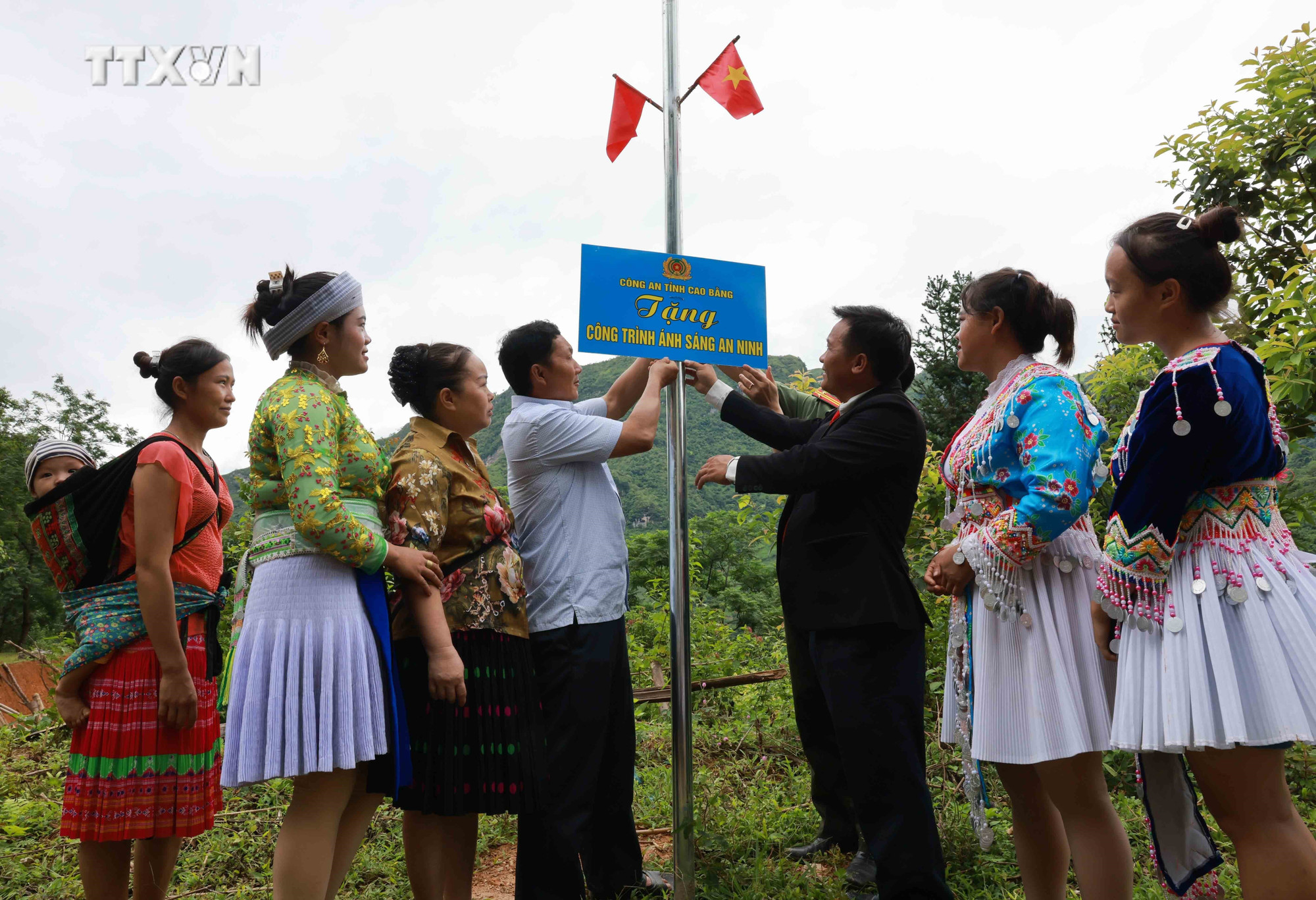 Mô hình “điểm nhóm tôn giáo tự quản về an ninh, trật tự” - điểm sáng về sự phối hợp chặt chẽ giữa chính quyền và tín đồ Tin lành tại xóm Nà Ca, thị trấn Pác Miầu, huyện Bảo Lâm, tỉnh Cao Bằng. Ảnh: Nhật Anh - TTXVN vna_potal_tu_do_tin_nguong_-_so_day_ket_noi_giua_chinh_quyen_va_dong_bao_thieu_so_tai_cao_bang_7470500.jpg