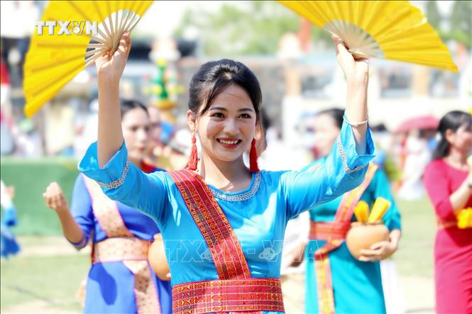 Cô gái người Chăm múa biểu diễn chào mừng Lễ hội Katê 2024. Ảnh: Nguyễn Thành – TTXVN vna_potal_dong_bao_cham_ninh_thuan_vui_don_le_hoi_kate_2024_stand.jpg