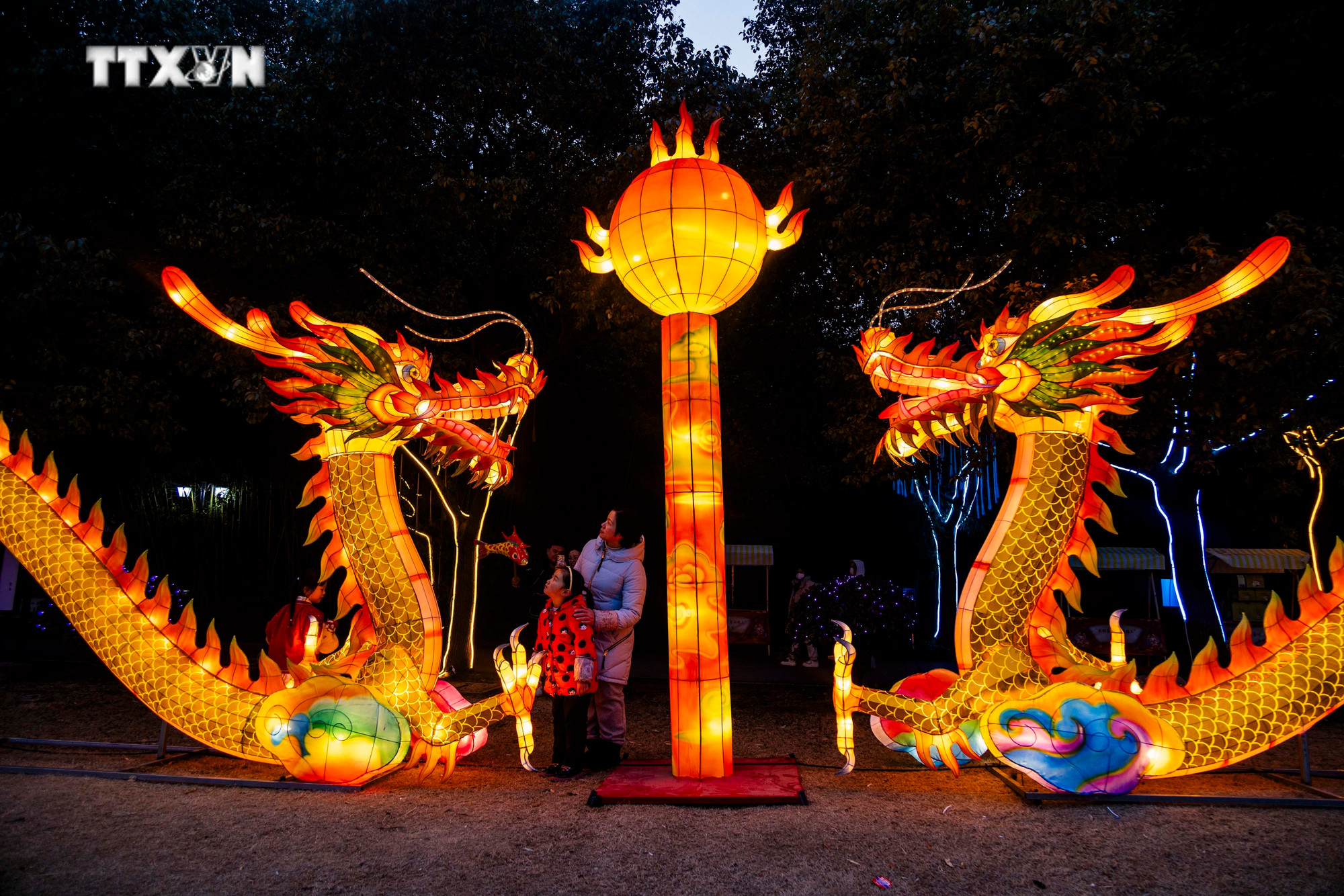 Người dân du xuân ngắm đèn lồng ở Thái Châu, tỉnh Giang Tô, Trung Quốc ngày 7/2/2024. Ảnh: THX/TTXVN vna_potal_nao_nuc_khong_khi_don_tet_nguyen_dan_giap_thin_2024_7219524.jpg