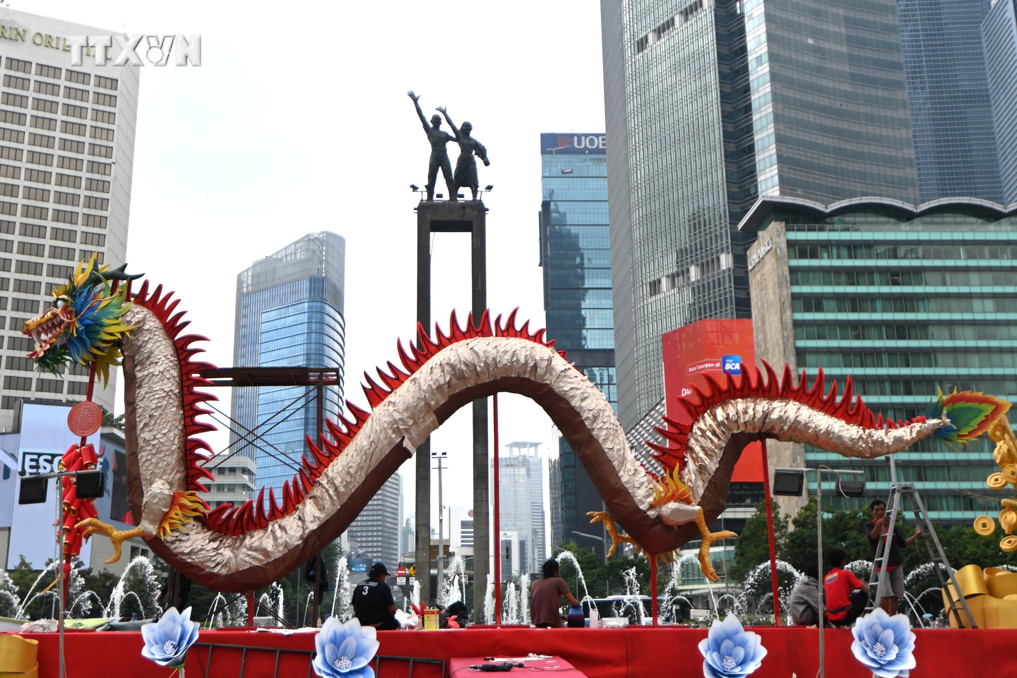 Tác phẩm điêu khắc rồng mừng Năm mới Giáp Thìn ở Jakarta, Indonesia ngày 7/2/2024. Ảnh: THX/TTXVN vna_potal_nao_nuc_khong_khi_don_tet_nguyen_dan_giap_thin_2024_7219550.jpg