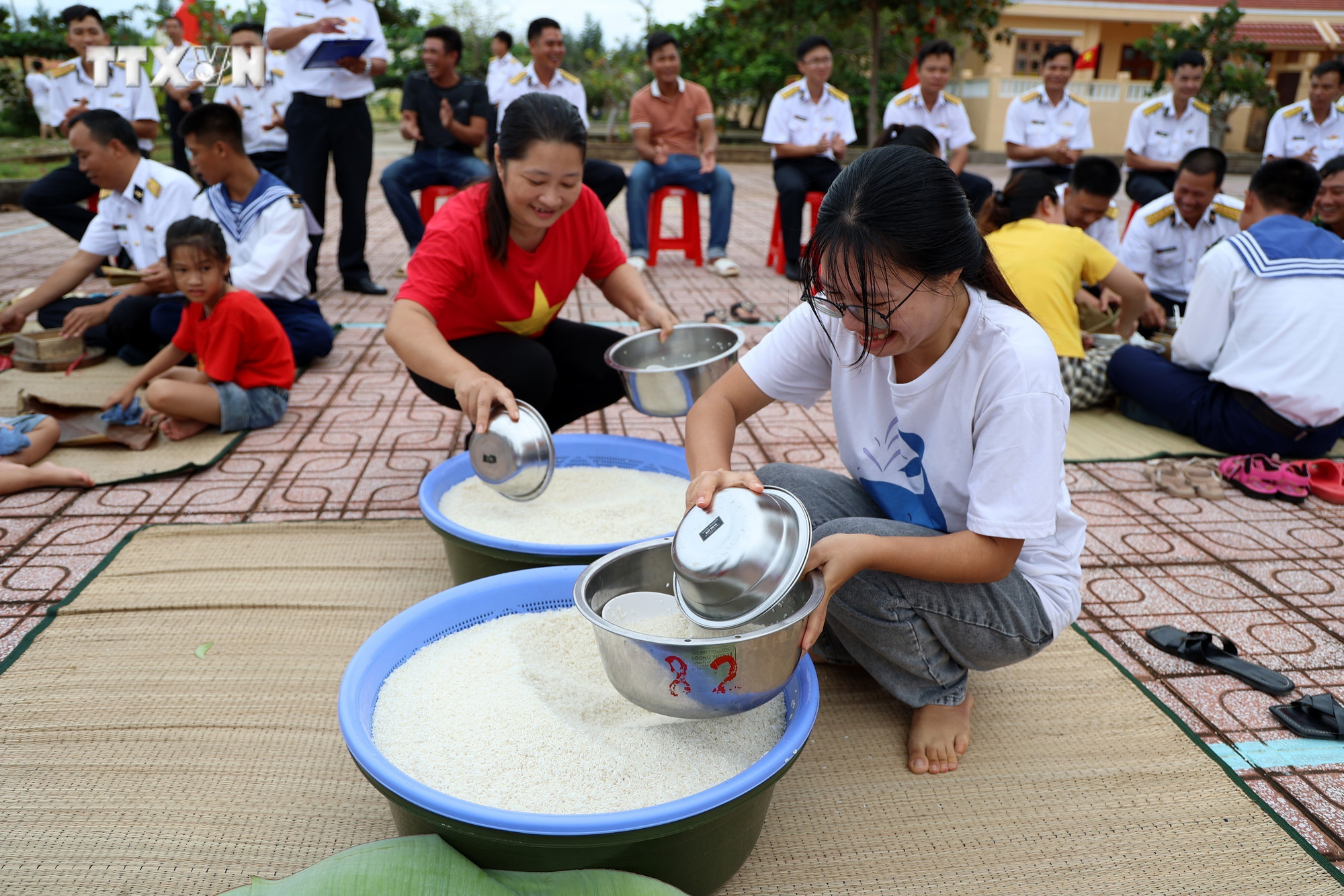 Quân dân thi gói bánh chưng đón Tết trên đảo Đá Tây. Ảnh: Hồng Đạt - TTXVN vna_potal_quan_dan_o_truong_sa_thi_goi_banh_chung_don_tet_7211491.jpg