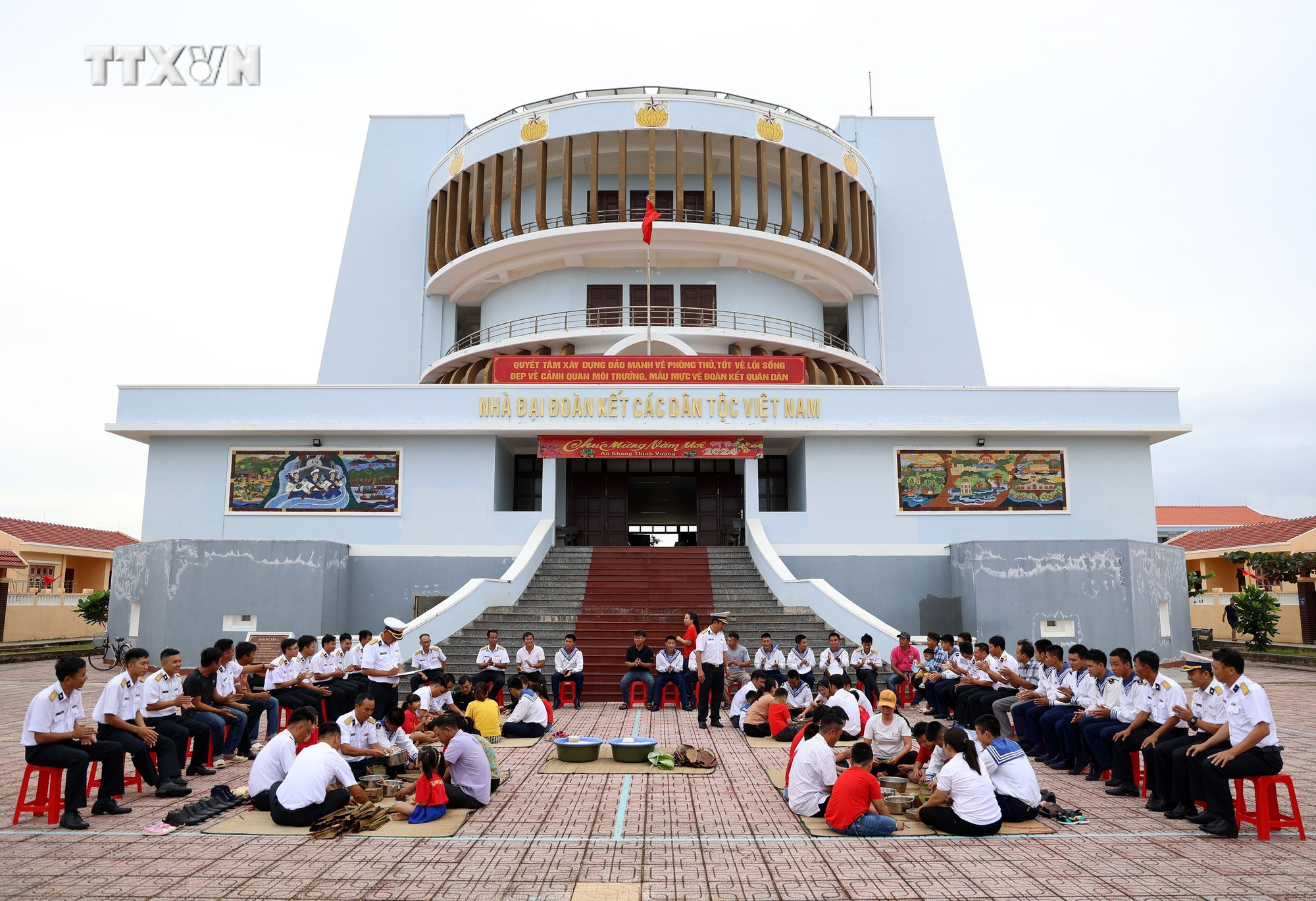 Quân dân thi gói bánh chưng đón Tết trên đảo Đá Tây. Ảnh: Hồng Đạt - TTXVN vna_potal_quan_dan_o_truong_sa_thi_goi_banh_chung_don_tet_7211480.jpg