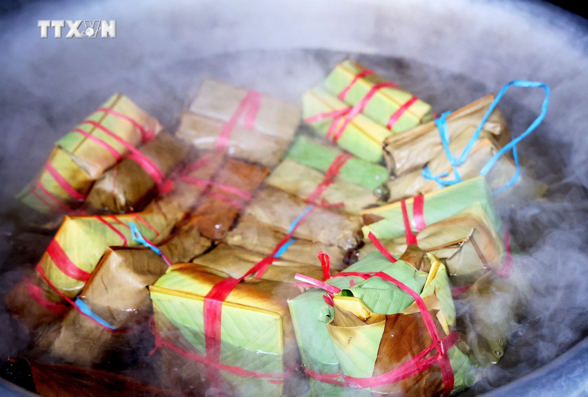 Bánh chưng của các đội thi sau khi gói được đem luộc. Ảnh: Hồng Đạt - TTXVN vna_potal_quan-dan_o_truong_sa_thi_goi_banh_chung_don_tet_7211455.jpg