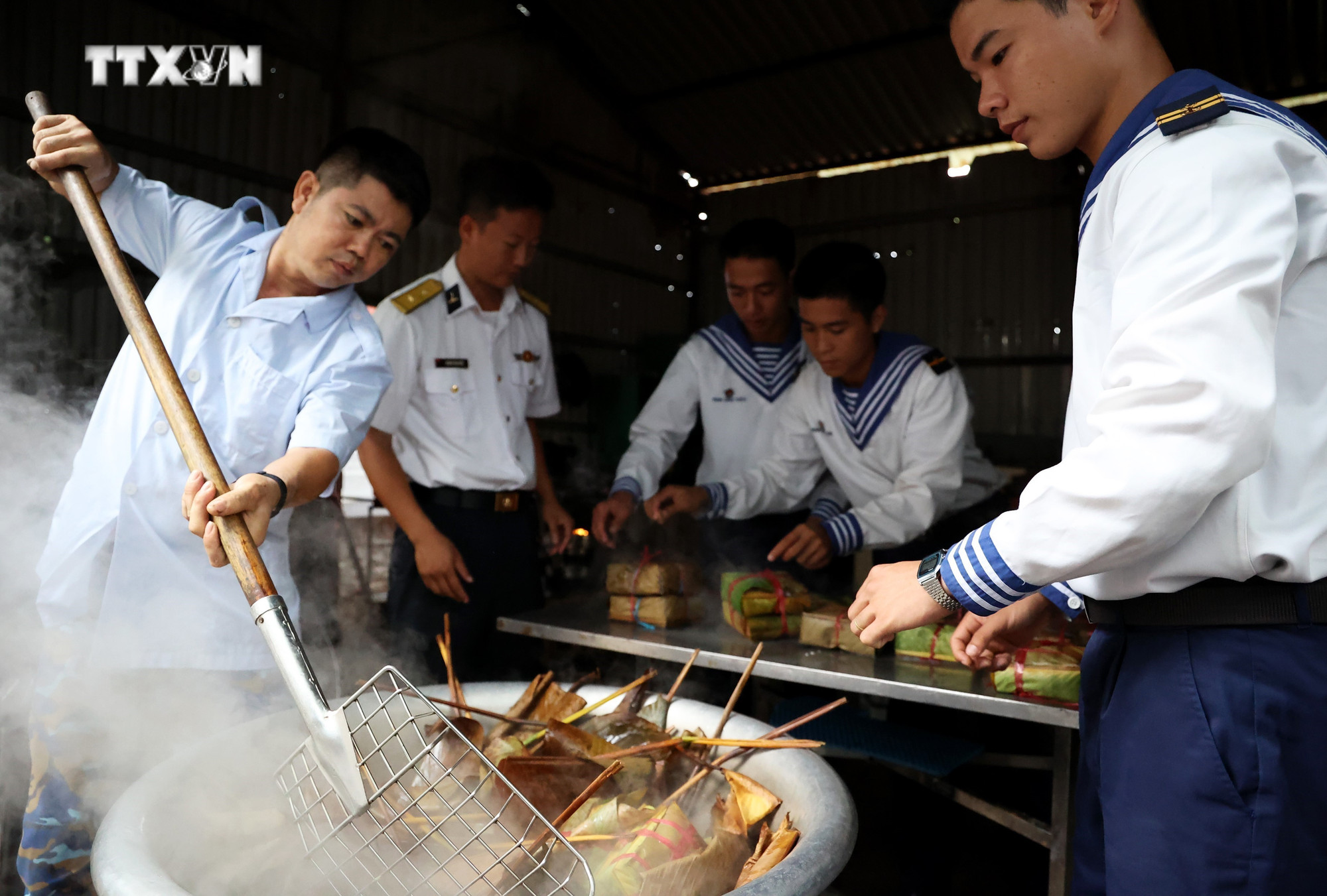 Các chiến sĩ trên đảo tham gia cuộc thi gói bánh chưng Tết. Ảnh: Hồng Đạt - TTXVN vna_potal_quan_dan_o_truong_sa_thi_goi_banh_chung_don_tet_7211456.jpg