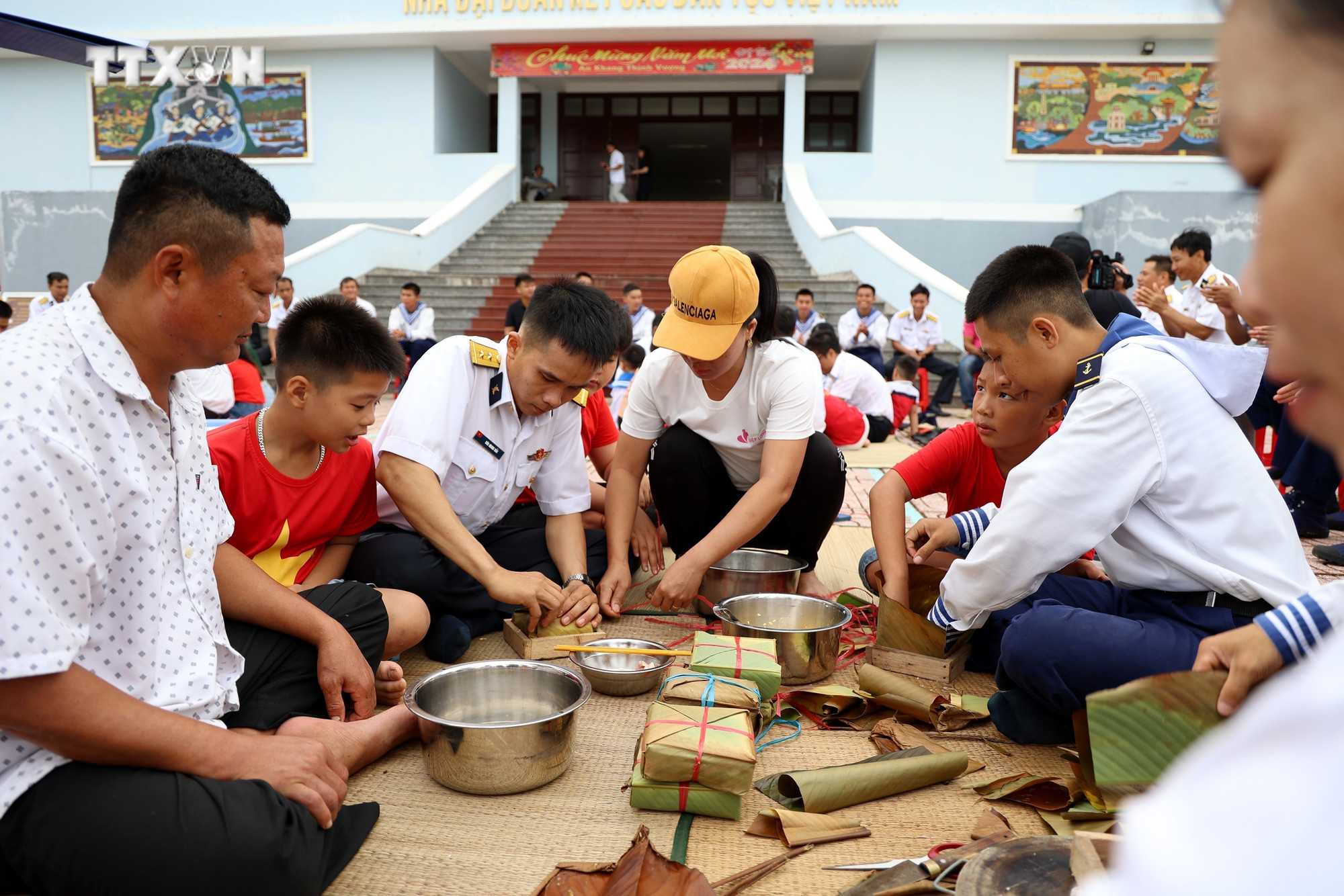 Các chiến sĩ cùng nhân dân trên đảo Đá Tây thi gói bánh chưng đón Tết. Ảnh: Hồng Đạt - TTXVN vna_potal_quan_dan_o_truong_sa_thi_goi_banh_chung_don_tet_7211475.jpg