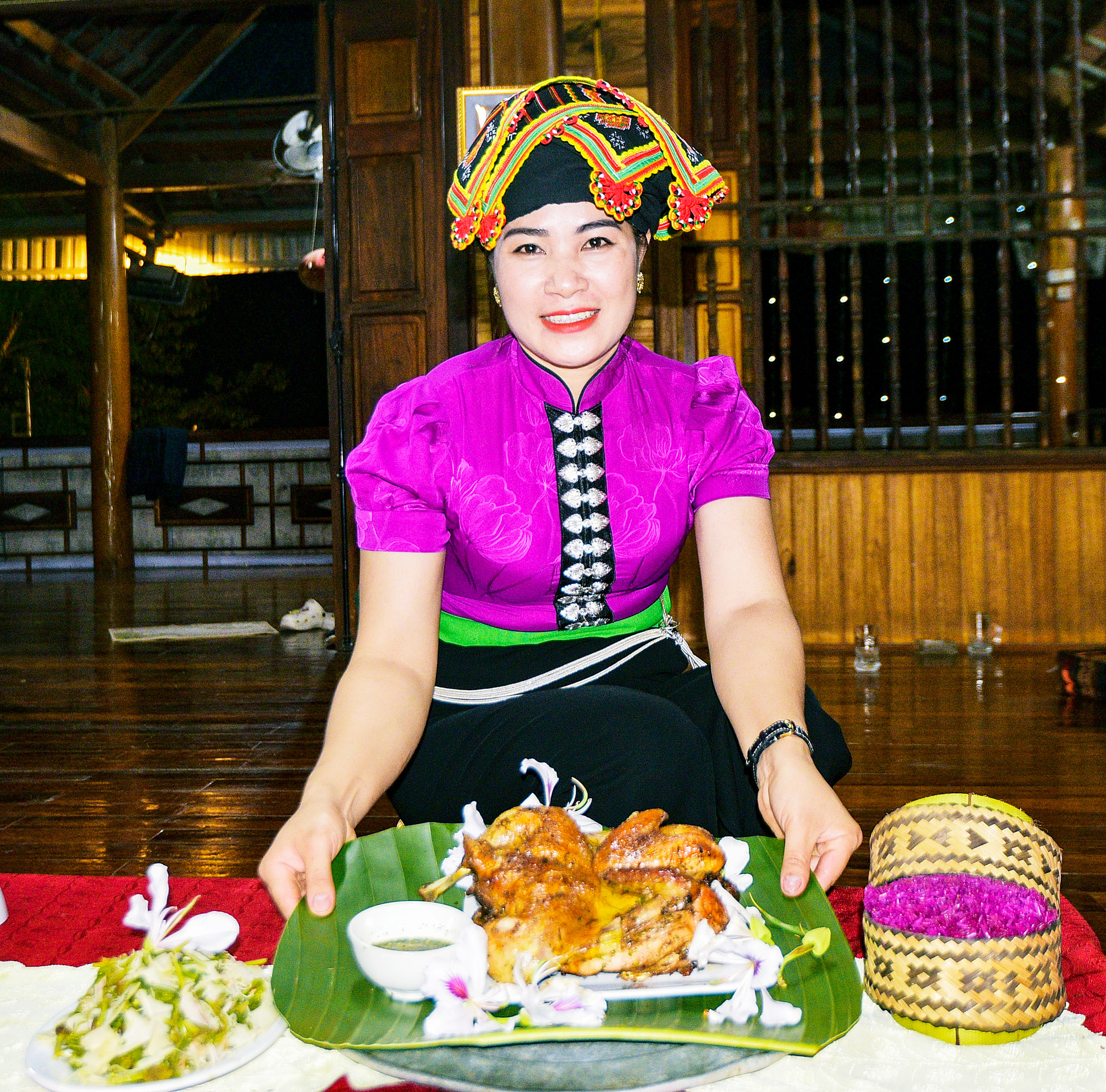 Món gà nướng mắc khén thơm ngon sẽ có màu vàng cánh gián, đậm đà của gia vị và đặc biệt là dậy mùi mắc khén, loại gia vị đặc trưng của núi rừng Tây Bắc. Ảnh: Phương Nam PNA_0878.jpg