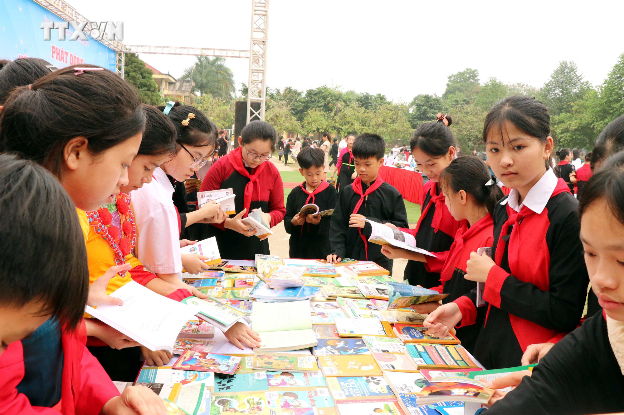 Học sinh Trường Phổ thông Dân tộc nội trú – Trung học sơ sở huyện Yên Sơn, Tuyên Quang hưởng ứng Ngày Sách và Văn hóa đọc Việt Nam năm 2024. Ảnh: Quang Cường – TTXVN vna_potal_tuyen_quang_huong_ung_ngay_sach_va_van_hoa_doc_viet_nam_nam_2024_7322945.jpg