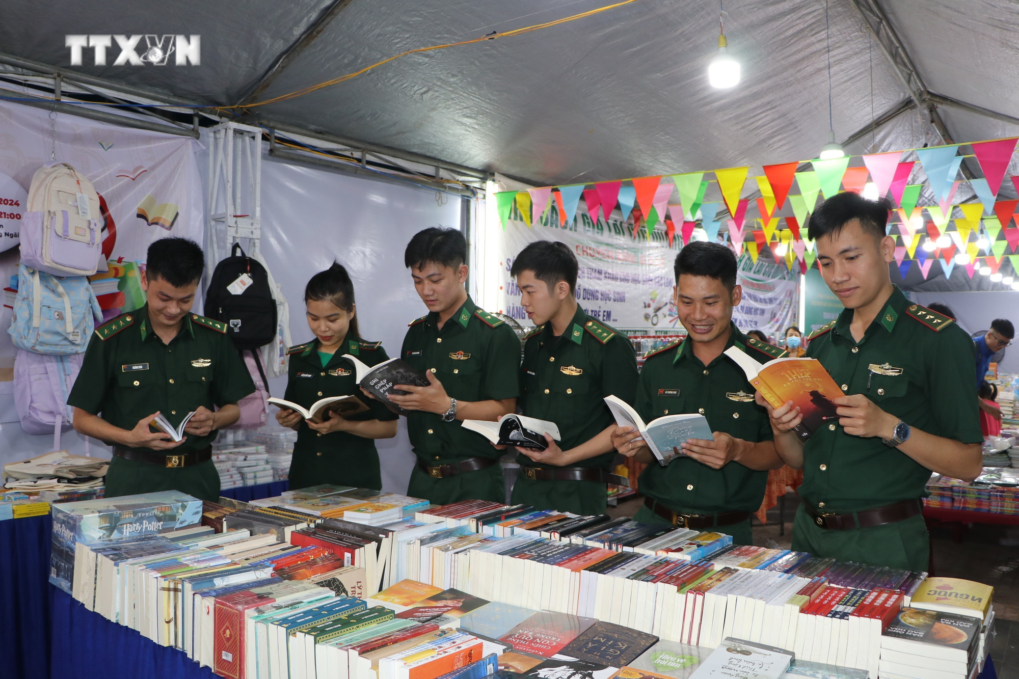 Các chiến sĩ hưởng ứng Ngày sách và Văn hóa đọc Việt Nam. Ảnh: Đinh Hương - TTXVN vna_potal_quang_ngai_huong_ung_ngay_sach_va_van_hoa_doc_nam_2024_7324121.jpg