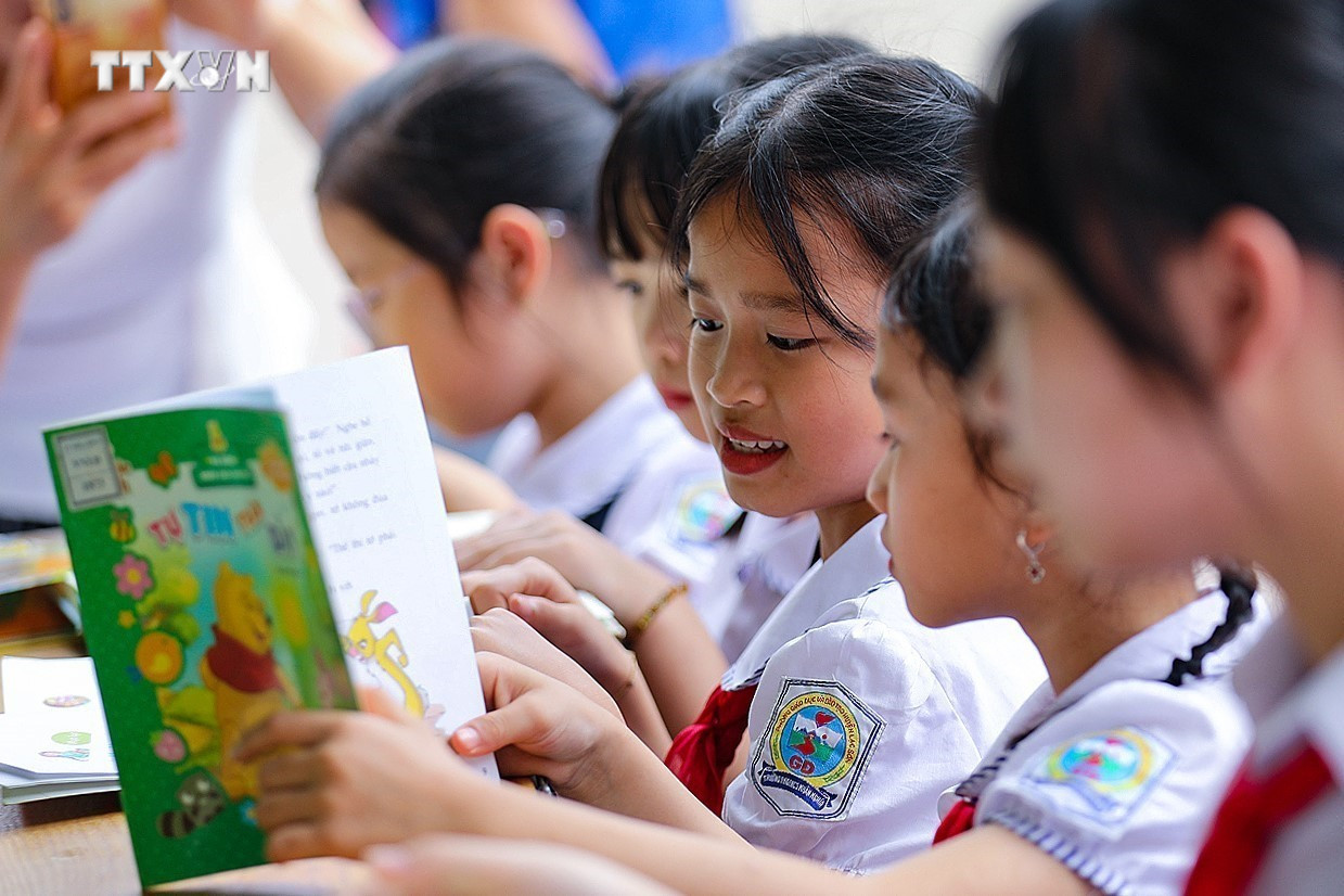 Học sinh các trường trên địa bàn huyện Lạc Sơn, tỉnh Hòa Bình đọc sách tại thư viện sách lưu động của Thư viện tỉnh Hòa Bình. Ảnh: Trọng Đạt - TTXVN vna_potal_khai_mac_ngay_sach_va_van_hoa_doc_viet_nam_tinh_hoa_binh_lan_thu_3_nam_2024__7327600.jpg