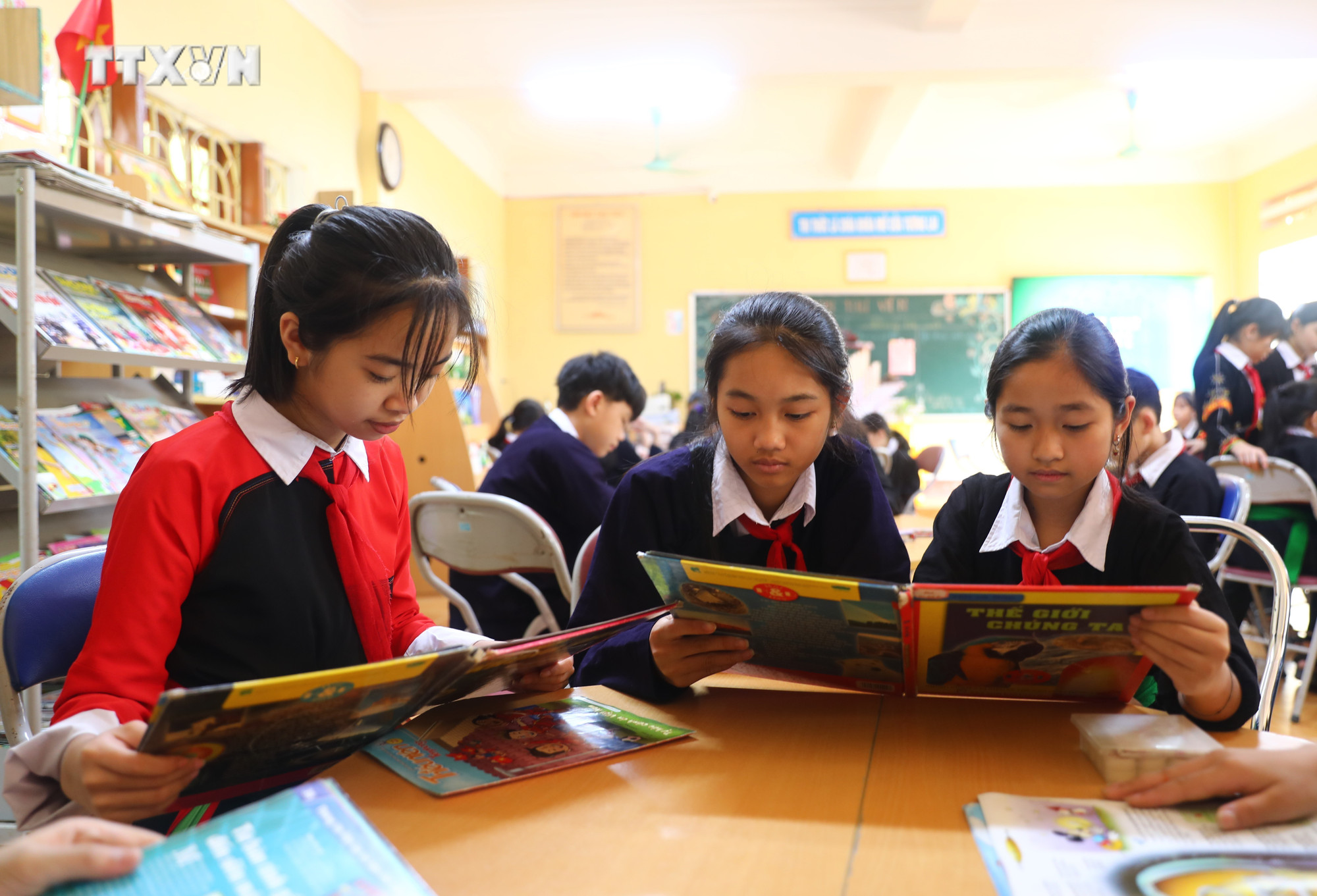 Học sinh dân tộc thiểu số đọc sách tại thư viện. Ảnh: Tuấn Anh - TTXVN vna_potal_lan_toa_van_hoa_doc_cho_hoc_sinh_dan_toc_thieu_so_tai_yen_bai_7323428.jpg