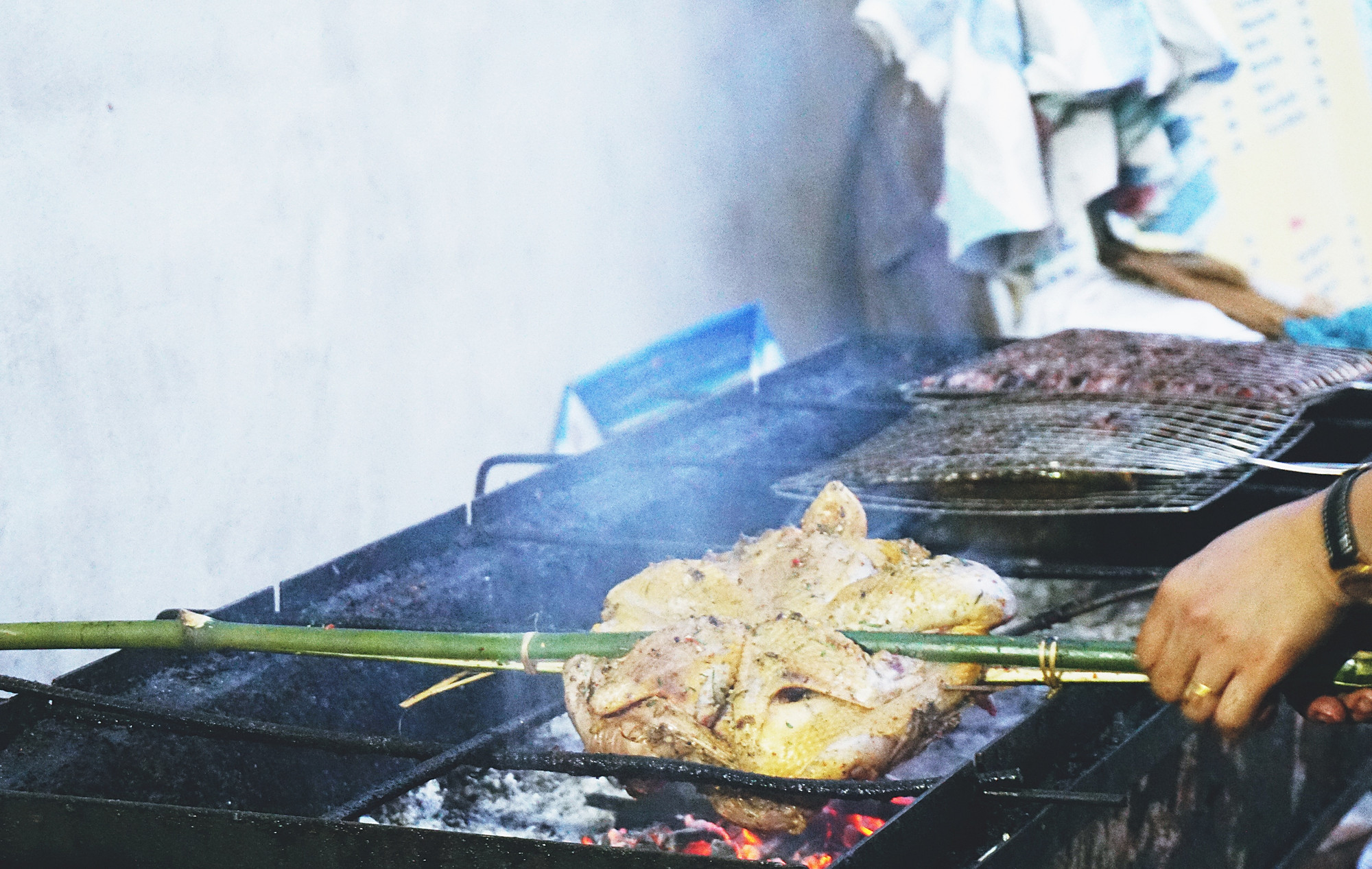 Gà được nướng kỹ trên bếp than củi hồng và lật liên tục để không bị cháy. Ảnh: Phương Nam DSC00356.JPG