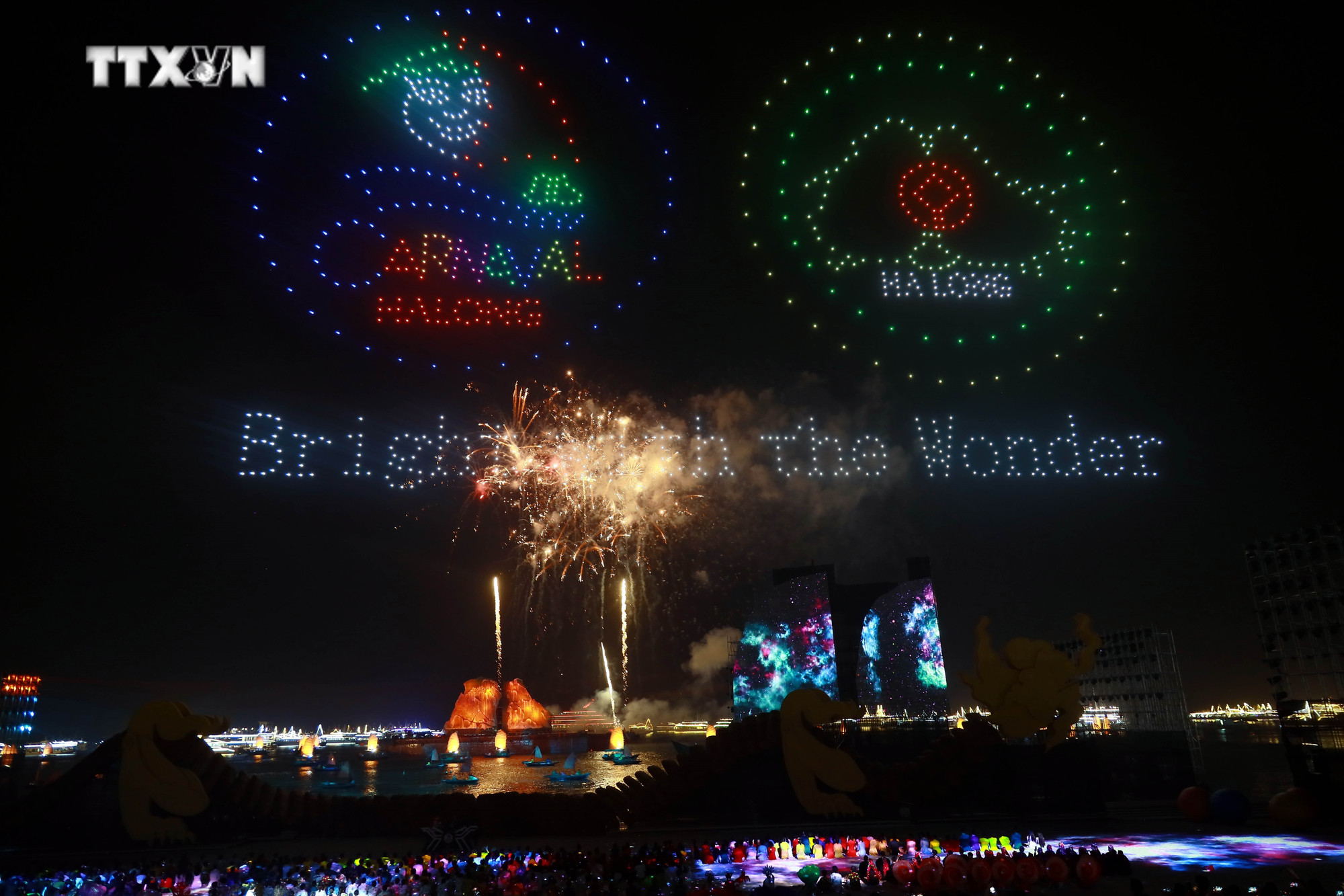 Màn trình diễn Drone light xếp hình đầy ấn tượng tại lễ khai mạc Carnaval Hạ Long. Ảnh: Đức Hiếu - TTXVN vna_potal_khai_mac_carnaval_ha_long_7350131.jpg
