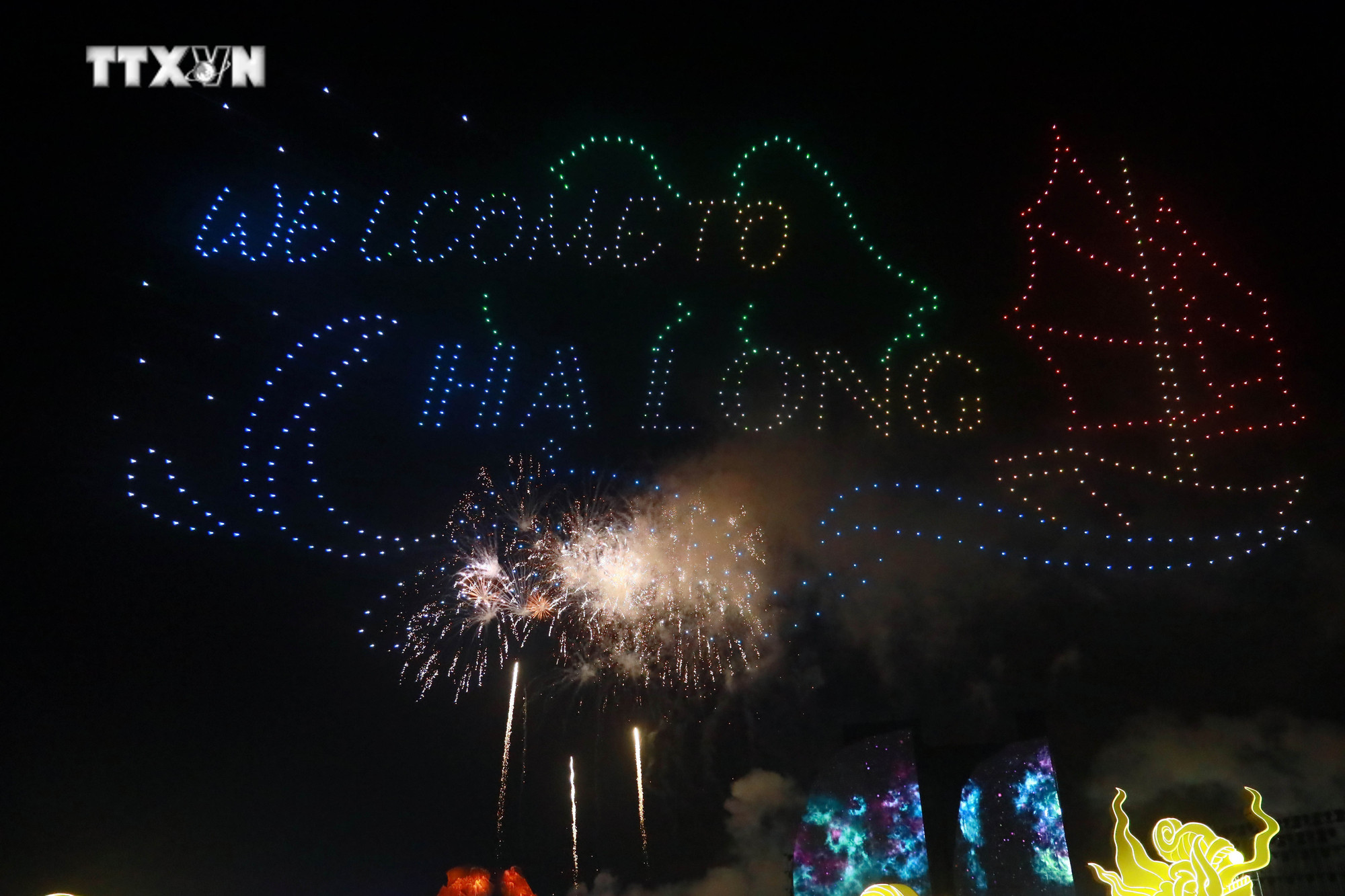 Màn trình diễn Drone light xếp hình đầy ấn tượng tại lễ khai mạc Carnaval Hạ Long. Ảnh: Đức Hiếu - TTXVN vna_potal_khai_mac_carnaval_ha_long_7350132.jpg