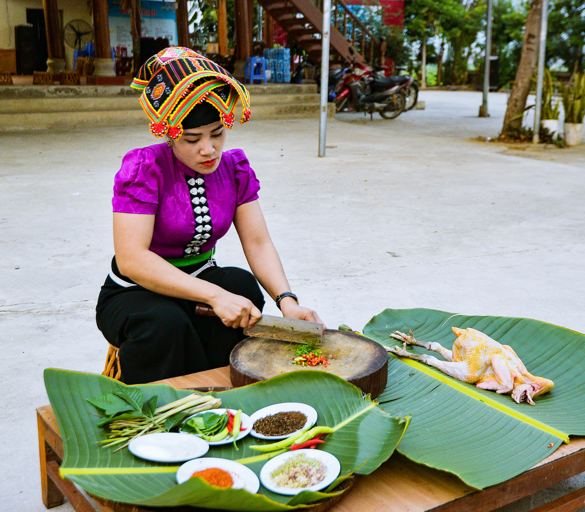 Các nguyên liệu cho món gà nướng mắc khén phải là nguyên liệu tươi, mới. Ảnh: Phương Nam PNA_0795.jpg
