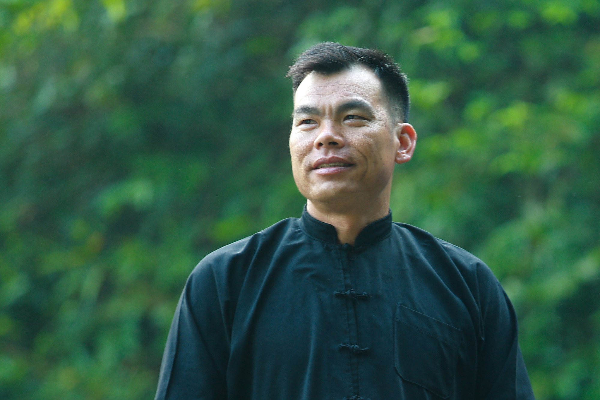 Nam giới Sán Chỉ trong trang phục truyền thống hát giao duyên. Ảnh: Phương Anh 5 (1).jpg