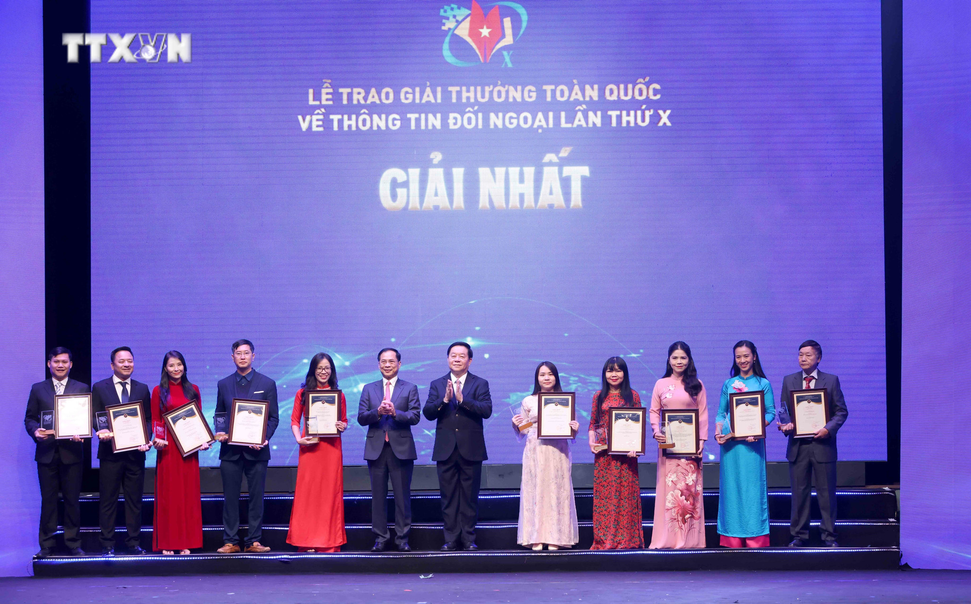 Trưởng Ban Tuyên giáo Trung ương Nguyễn Trọng Nghĩa và Phó Thủ tướng, Bộ trưởng Ngoại giao Bùi Thanh Sơn trao giải Nhất cho các tác giả, nhóm tác giả. Ảnh: Phương Hoa - TTXVN vna_potal_le_trao_giai_thuong_toan_quoc_ve_thong_tin_doi_ngoai_lan_thu_x_7737115.jpg