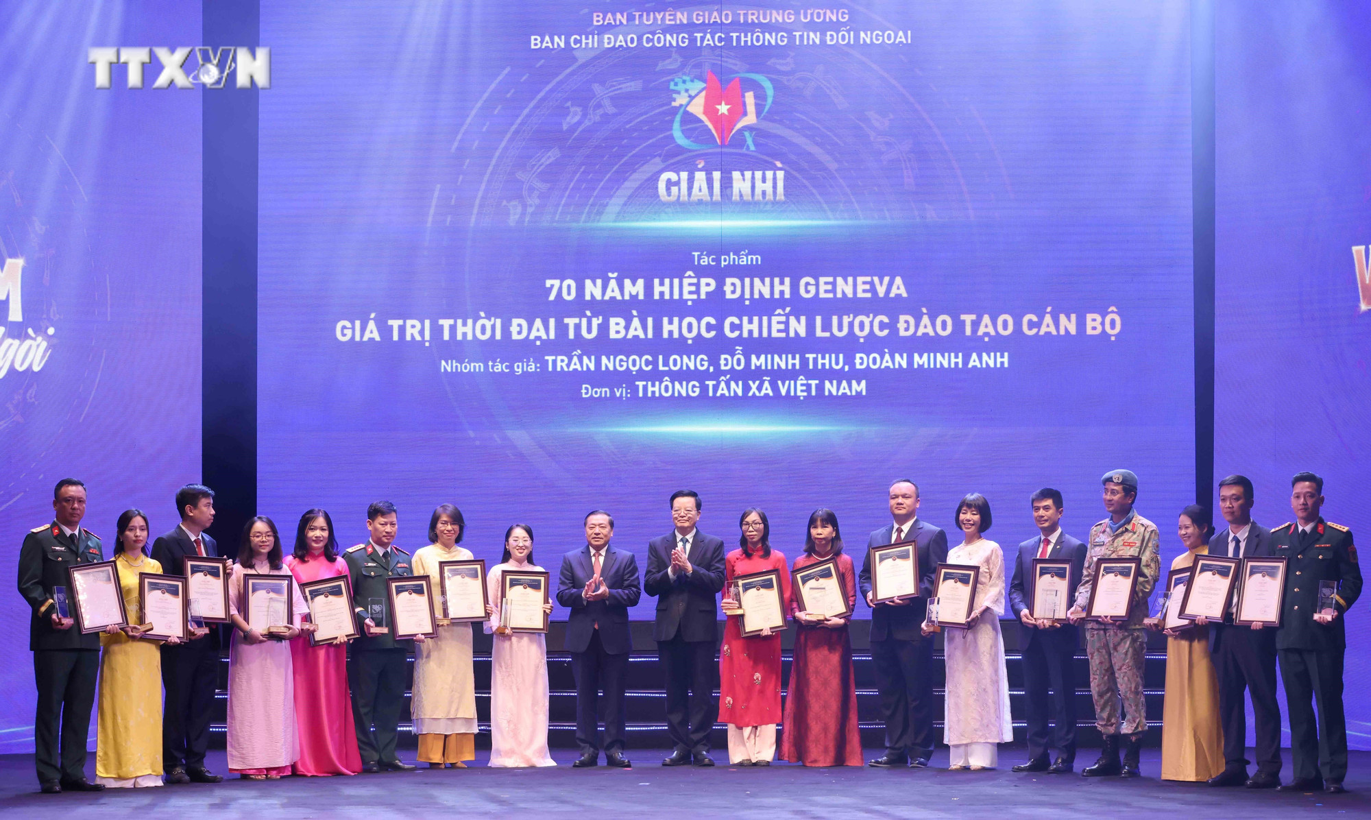 Các tác giả, nhóm tác giả nhận giải Nhì Giải thưởng toàn quốc về thông tin đối ngoại. Ảnh: Phương Hoa - TTXVN vna_potal_le_trao_giai_thuong_toan_quoc_ve_thong_tin_doi_ngoai_lan_thu_x_7737102.jpg