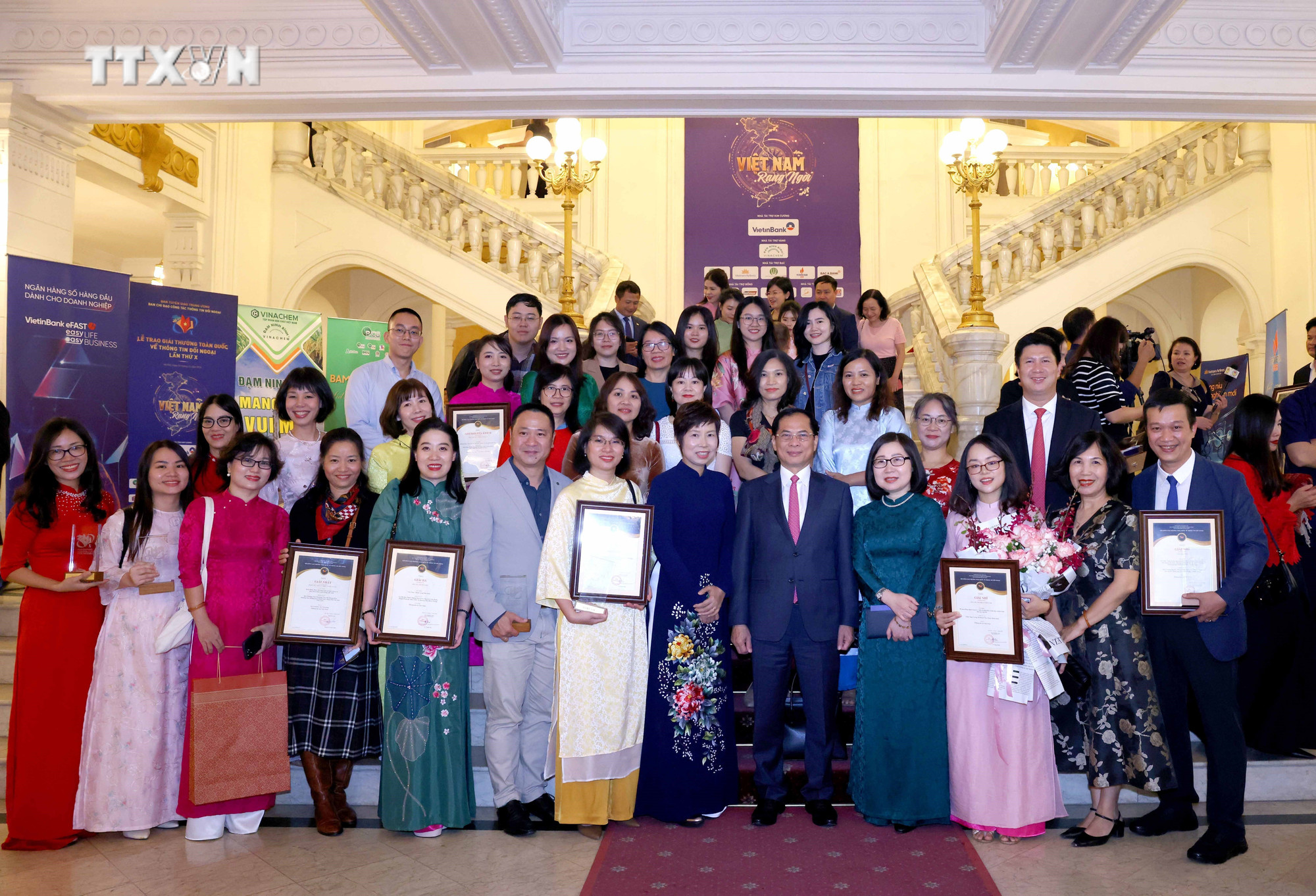 Phó Thủ tướng, Bộ trưởng Ngoại giao Bùi Thanh Sơn với lãnh đạo và các tác giả, nhóm tác giả đạt giải của Thông tấn xã Việt Nam. Ảnh: Phương Hoa – TTXVN vna_potal_le_trao_giai_thuong_toan_quoc_ve_thong_tin_doi_ngoai_lan_thu_10_7737144.jpg