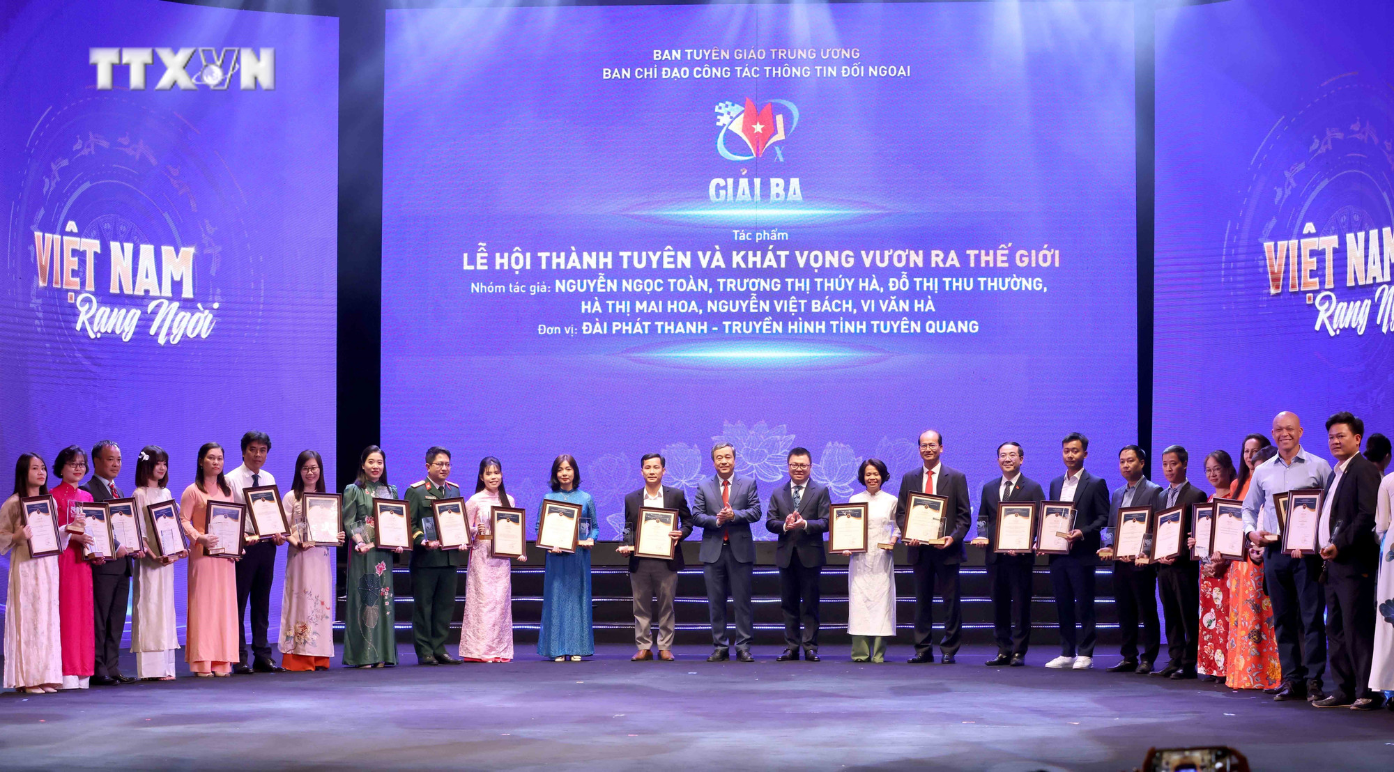 Các tác giả, nhóm tác giả nhận giải Ba Giải thưởng toàn quốc về thông tin đối ngoại. Ảnh: Phương Hoa - TTXVN vna_potal_le_trao_giai_thuong_toan_quoc_ve_thong_tin_doi_ngoai_lan_thu_10_7737099.jpg
