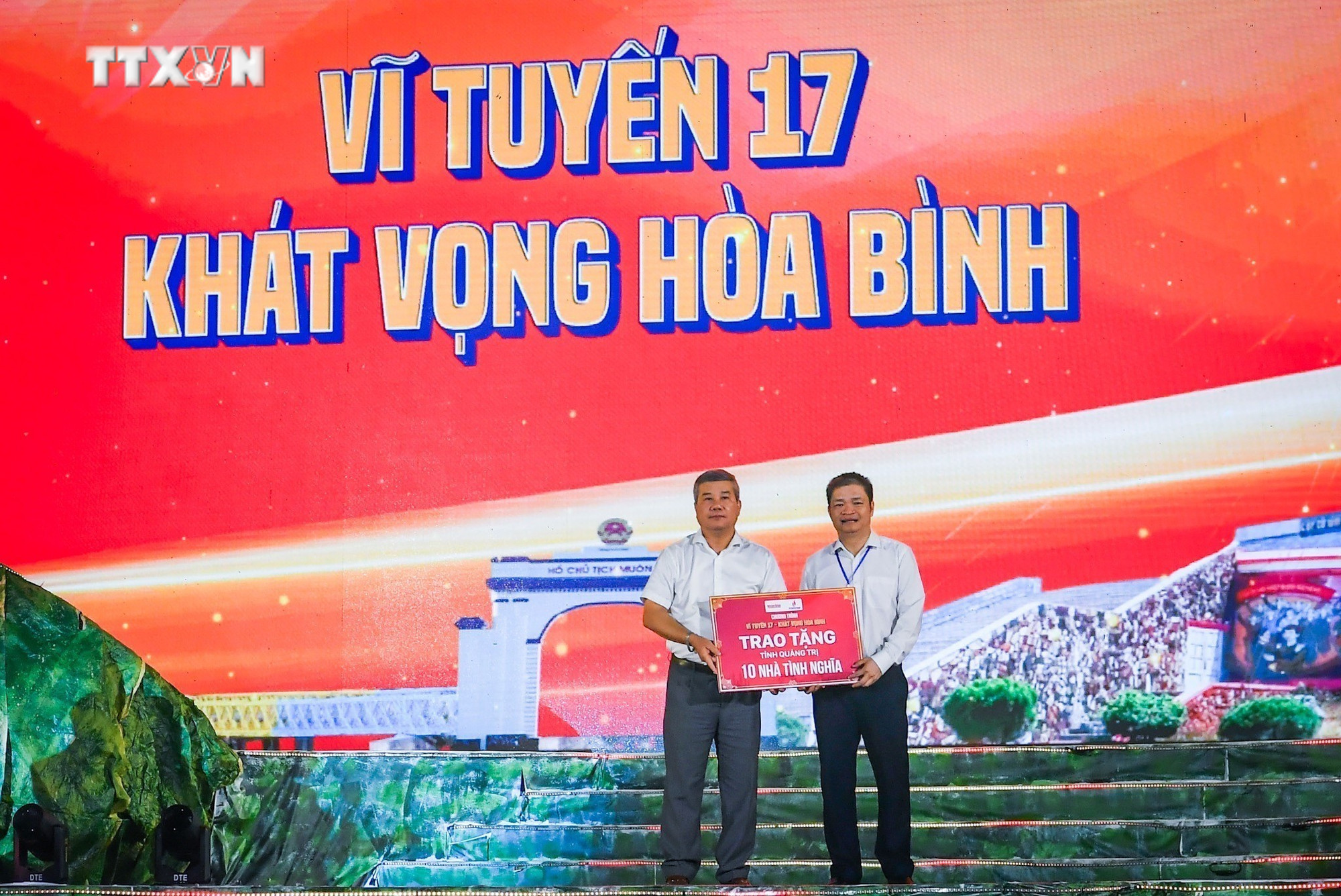 Quỹ Hạt giống Việt – Báo Nhân Dân trao tặng 10 căn nhà cho các gia đình có công với cách mạng tại địa bàn huyện Vĩnh Linh, mỗi căn nhà trị giá 50 triệu đồng. Ảnh: Nguyên Linh-TTXVN vna_potal_chuong_trinh_nghe_thuat_dac_biet_“vi_tuyen_17_–_khat_vong_hoa_binh”_7542036.jpg
