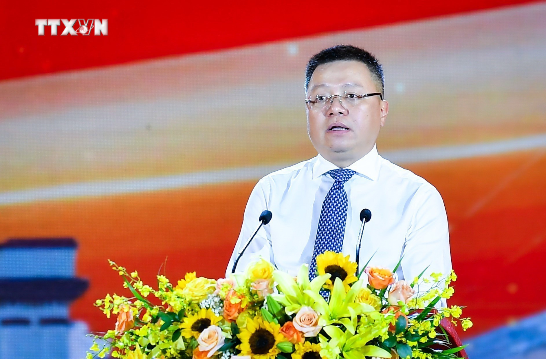 Ông Lê Quốc Minh, Tổng Biên tập báo Nhân Dân phát biểu khai mạc Chương trình nghệ thuật đặc biệt “Vĩ tuyến 17 – Khát vọng hòa bình”. Ảnh: Nguyên Linh - TTXVN vna_potal_chuong_trinh_nghe_thuat_dac_biet_“vi_tuyen_17_–_khat_vong_hoa_binh”_7542038.jpg