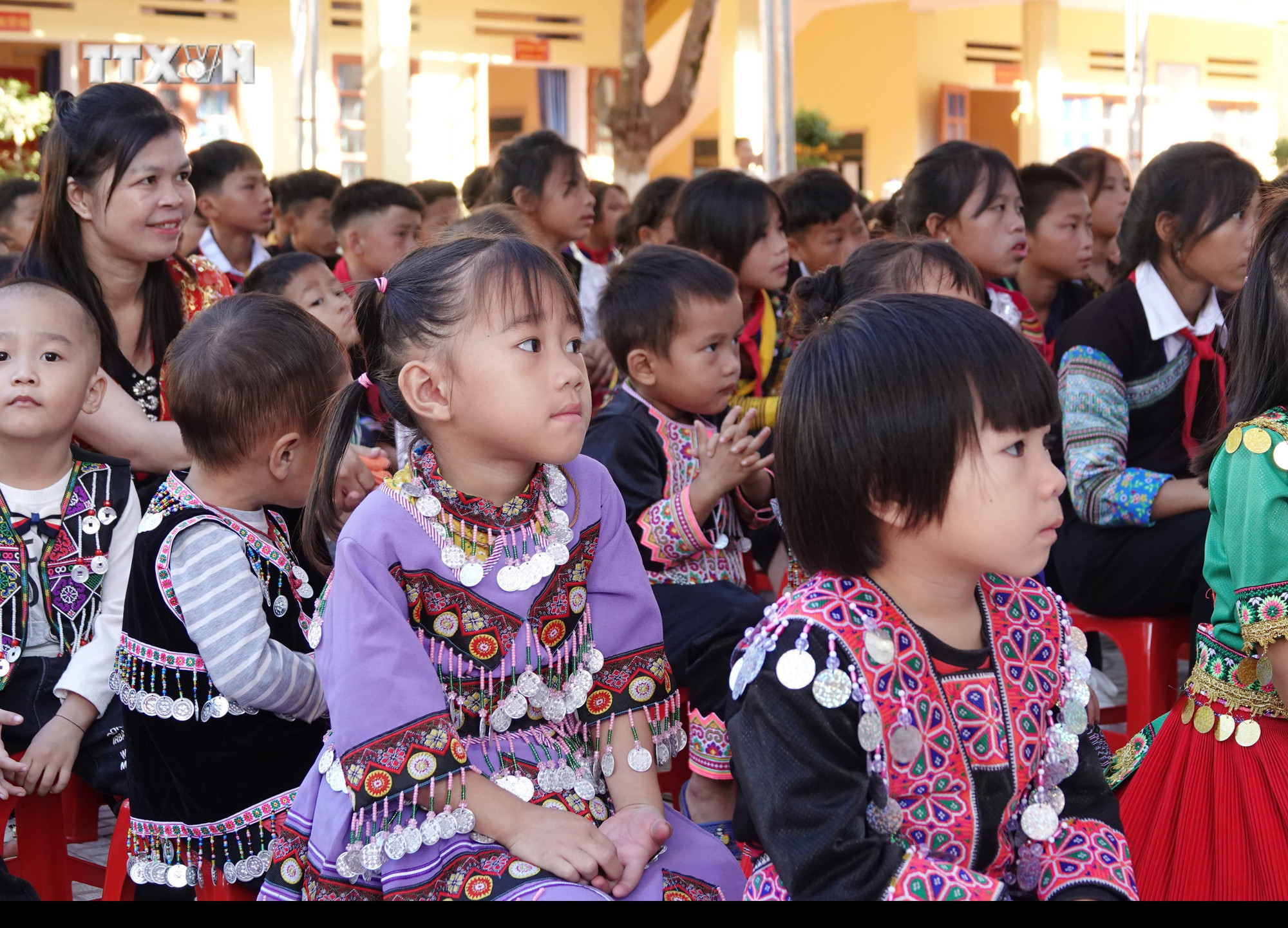 Học sinh trường Phổ thông dân tộc bán trú Tiểu học và Trung học cơ sở Hồ Bốn (huyện Mù Cang Chải) trong lễ khai giảng năm học mới. Ảnh: Tuấn Anh-TTXVN vna_potal_khac_phuc_kho_khan_sau_lu_du_thay_tro_truong_vung_cao_ho_bon_han_hoan_ngay_khai_giang_6967082.jpg