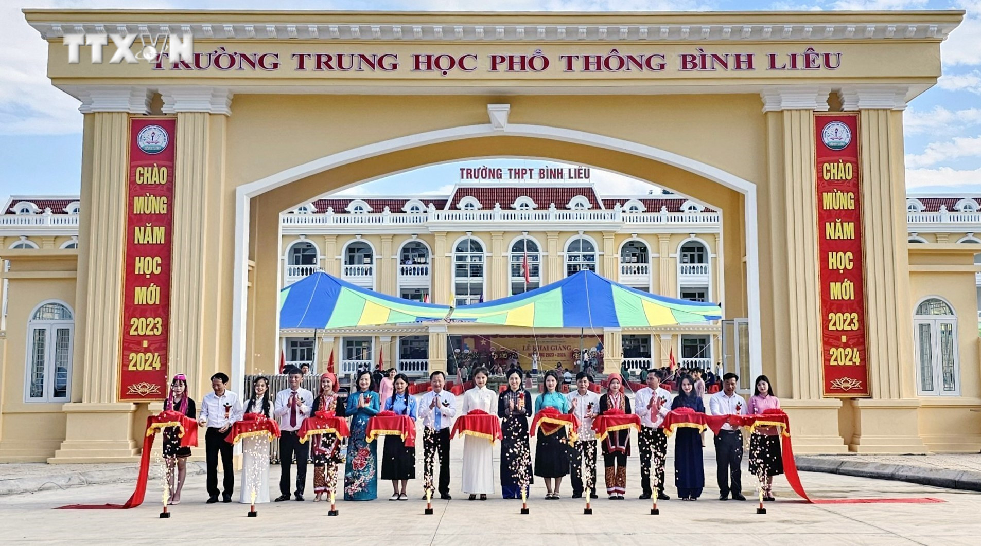 Cắt băng khánh thành Trường THPT Bình Liêu. Ảnh: TTXVN phát vna_potal_quang_ninh_nam_hoc_2023_-_2024_huyen_bien_gioi_mien_nui_binh_lieu_co_truong_hoc_moi_gan_100_ty_dong_6966239.jpg