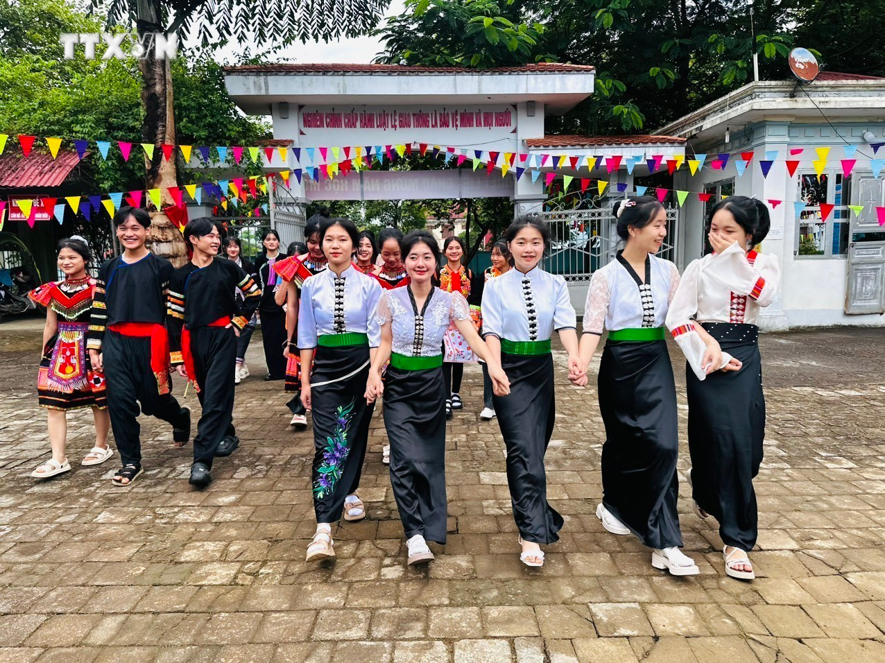 Học sinh các dân tộc trên địa bàn tỉnh Lai Châu phấn khởi dự lễ khai giảng năm học mới. Ảnh: TTXVN phát vna_potal_gan_23_trieu_hoc_sinh_khai_giang_nam_hoc_moi_2023_-_2024_6966952.jpg