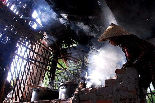 Để nấu thành đường thốt nốt người dân phải đun lửa liên tục từ 6-7 giờ. Ảnh: Mạnh Linh-TTXVN duong-5-1.jpg