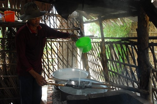 Công đoạn vớt bỏ bọt trong khâu làm đường thốt nốt của đồng bào dân tộc Khmer An Giang. Ảnh: Mạnh Linh-TTXVN duong-6-1.jpg
